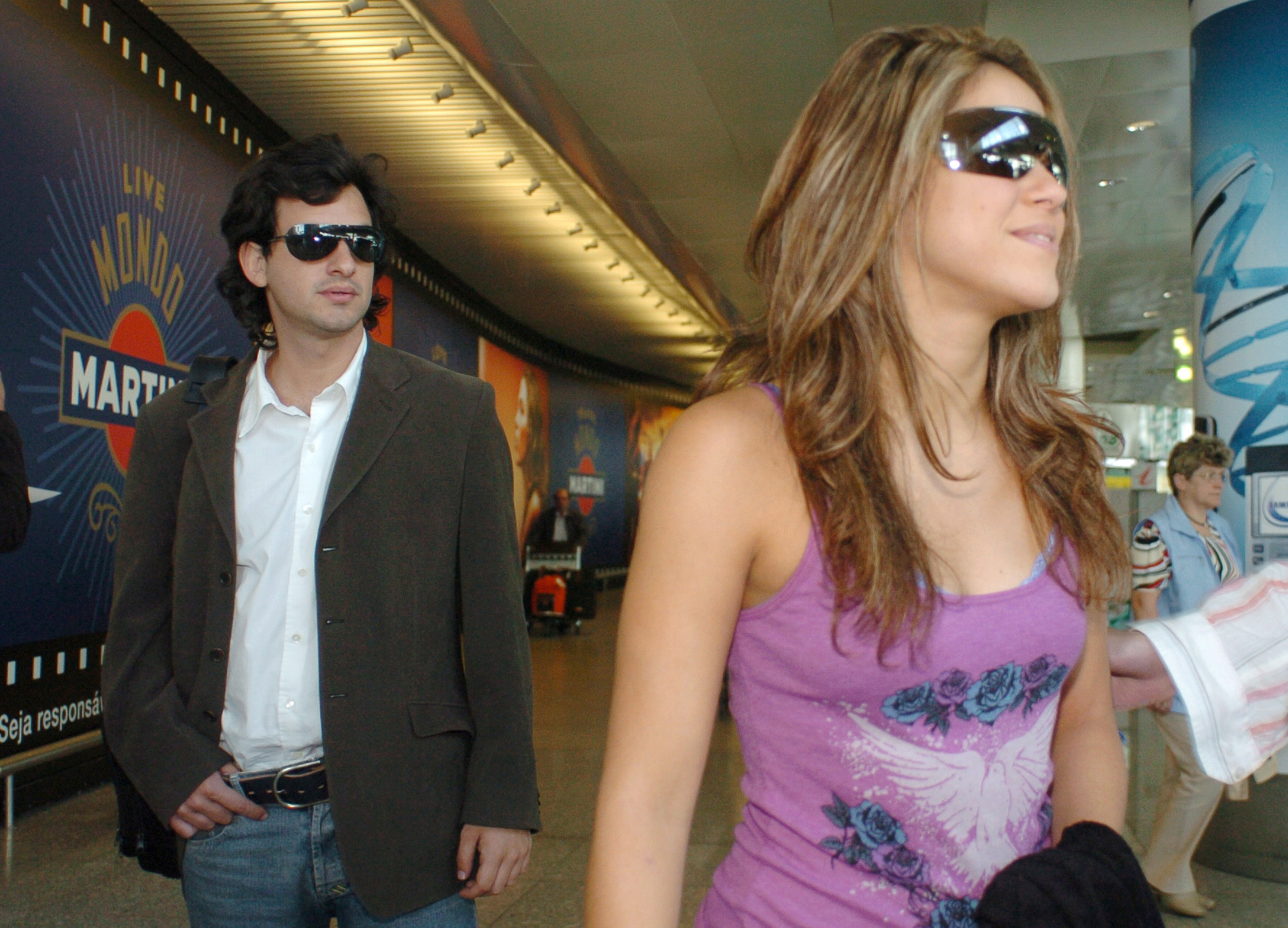 Shakira llega al aeropuerto de Lisboa con Antonio de la Rúa el 25 de mayo de 2006. | Fuente: Getty Images