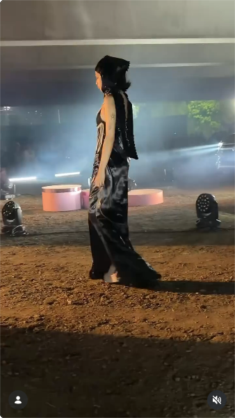 Modelos mostrando sus atuendos en la pasarela del desfile de Esquina Esquina | Fuente: Instagram/flordelave