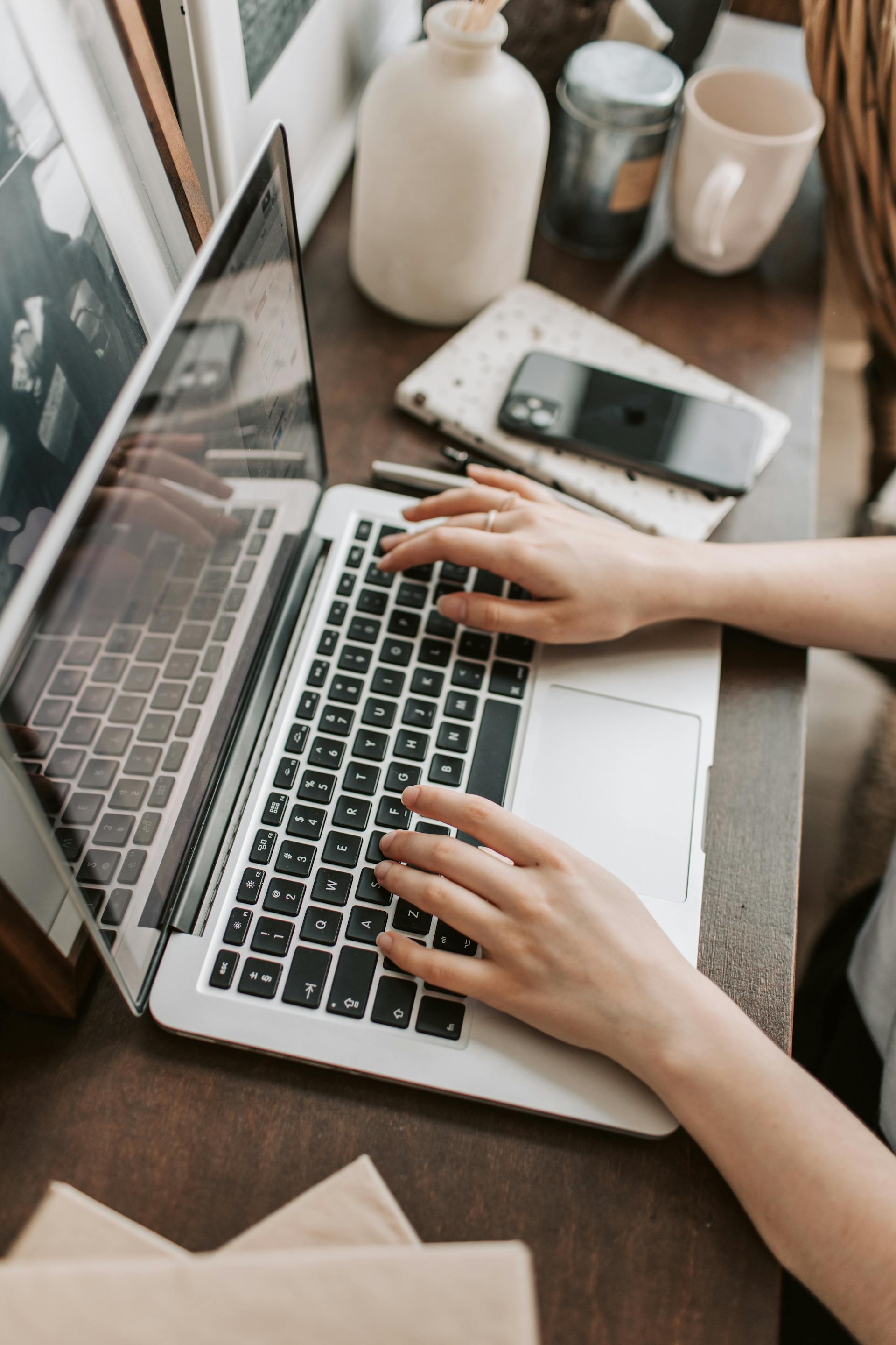 Una mujer utilizando un ordenador portátil | Fuente: Pexels