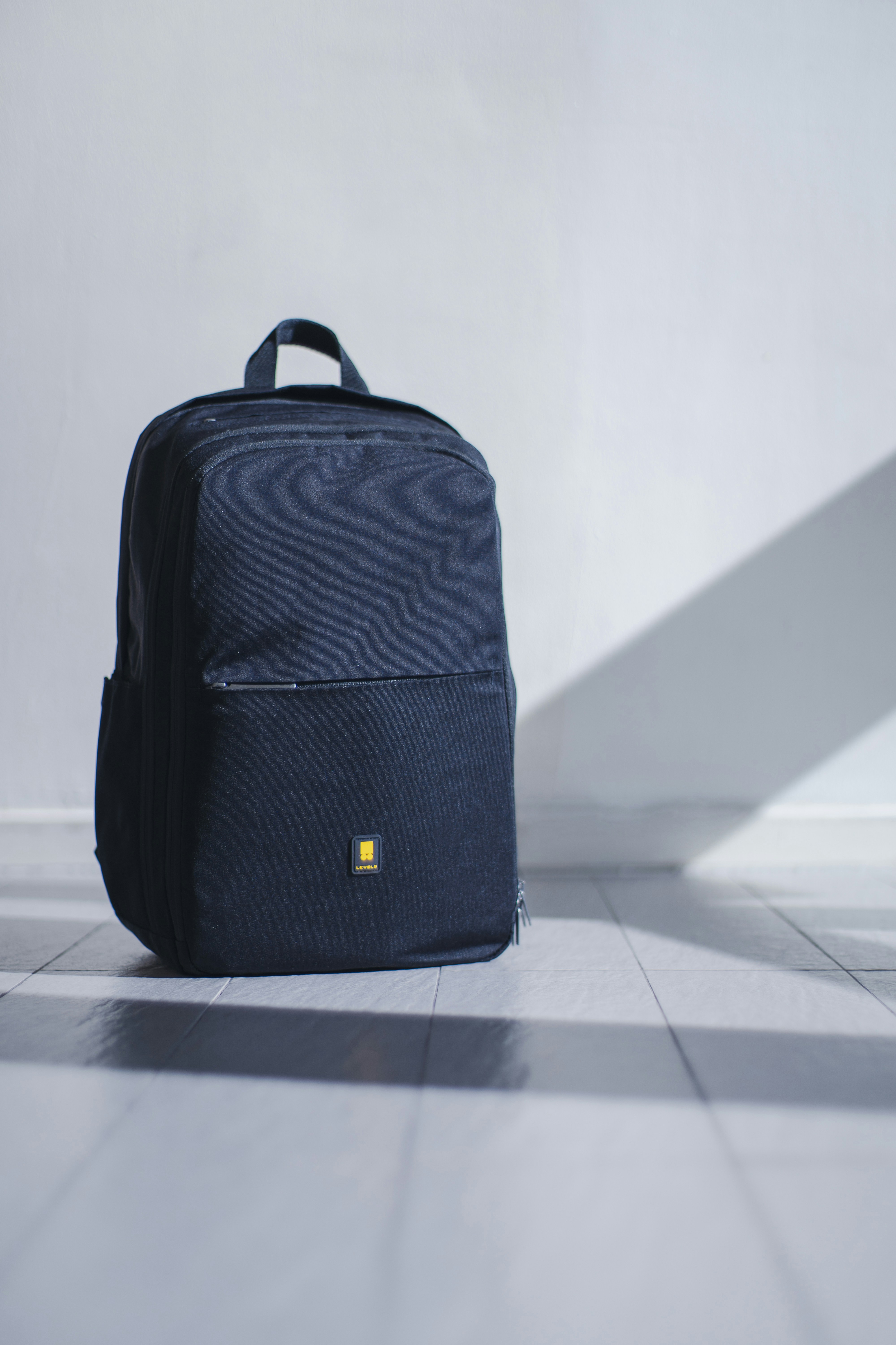 Una mochila en una habitación | Fuente: Unsplash