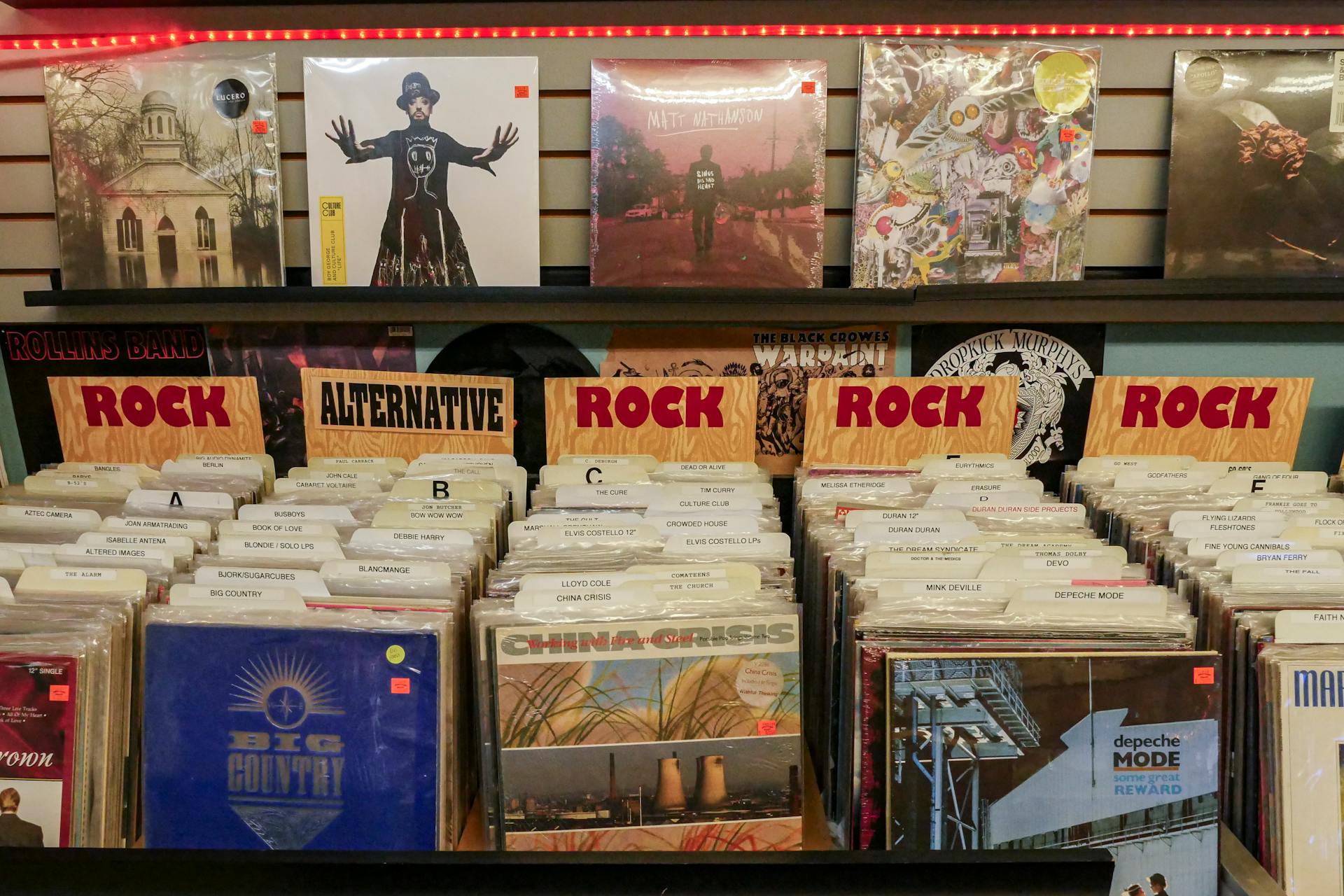 Discos de vinilo de rock expuestos en una tienda | Fuente: Pexels