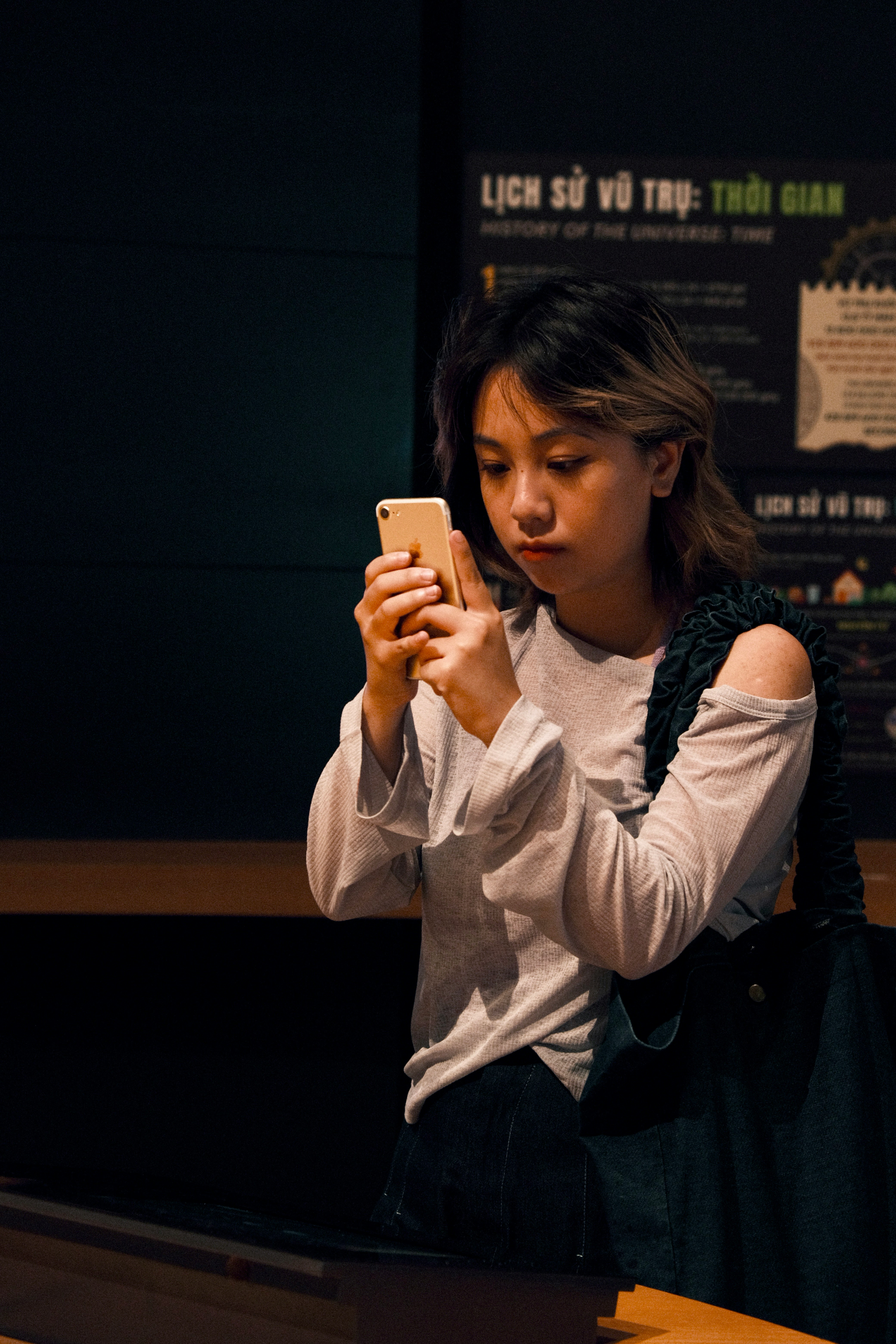 Una mujer leyendo un mensaje de texto | Fuente: Unsplash