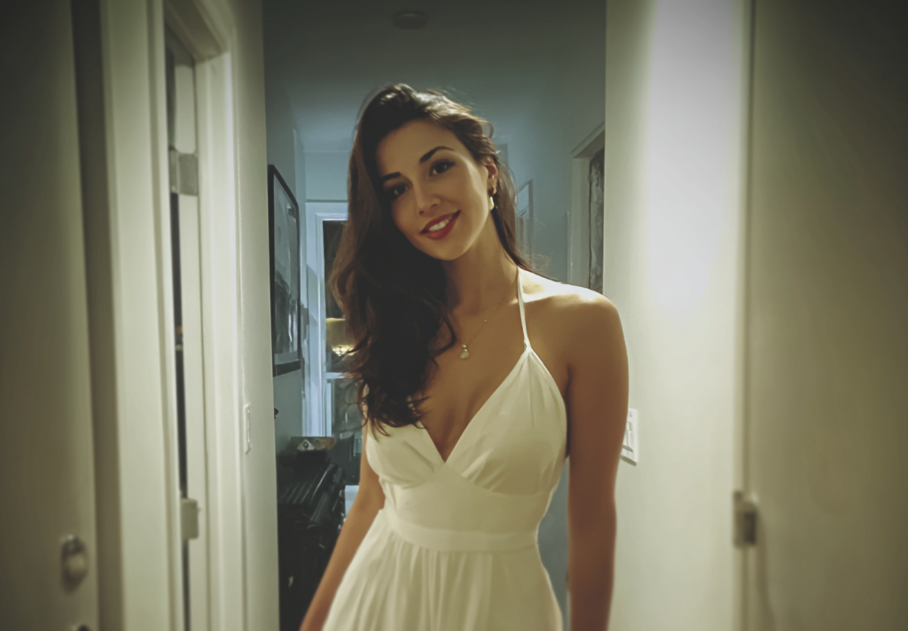 Una mujer sonriente en el pasillo de una casa | Fuente: Midjourney