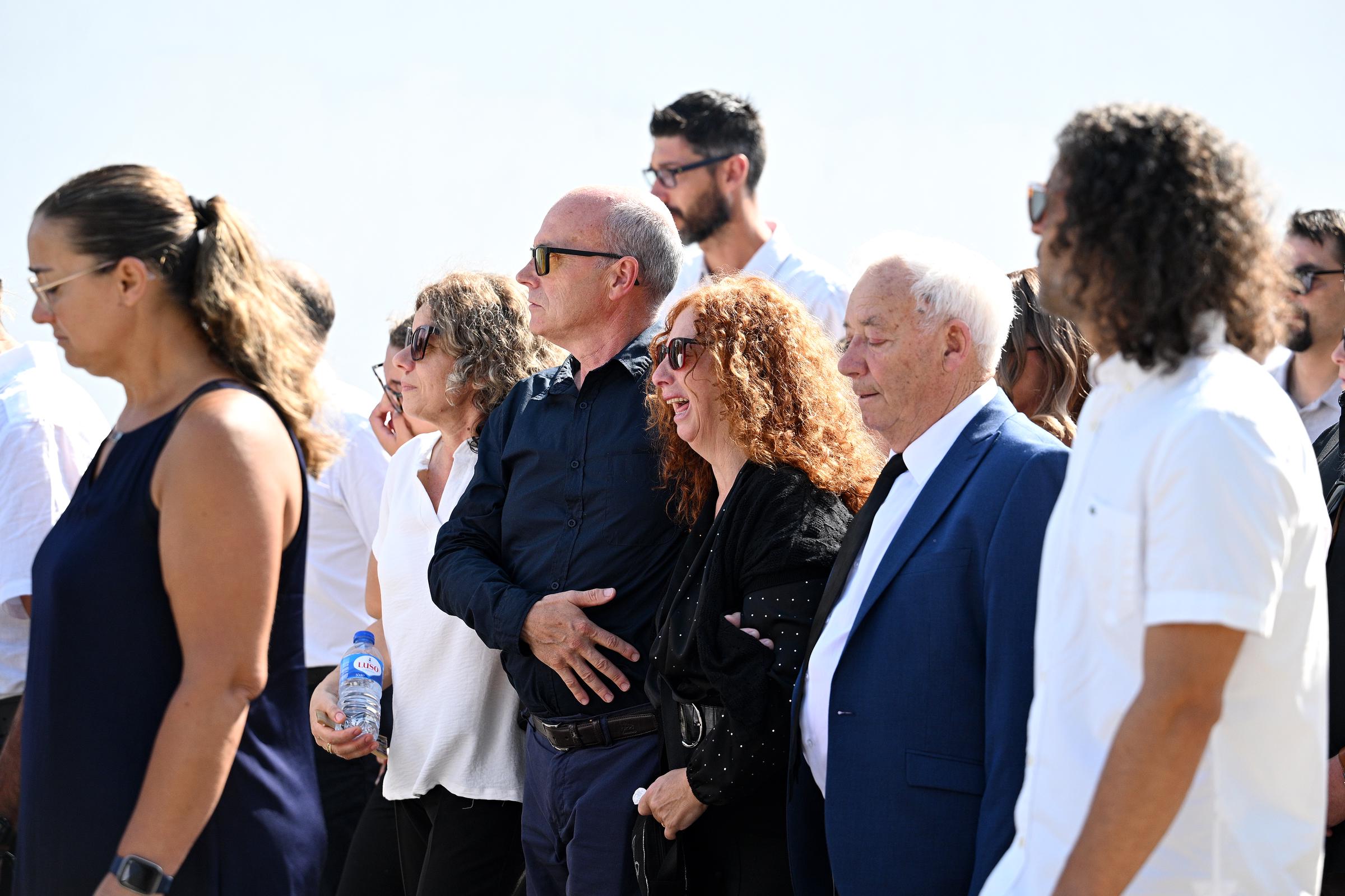 Joaquim Silva, padre de Diogo Jota y André Silva, consuela a Isabel Silva, madre de Diogo Jota y André Silva, mientras llegan en procesión al funeral celebrado por Diogo Jota y su hermano André Silva en la Igreja Matriz de Gondomar el 5 de julio de 2025 en Gondomar, Portugal. | Fuente: Getty Images