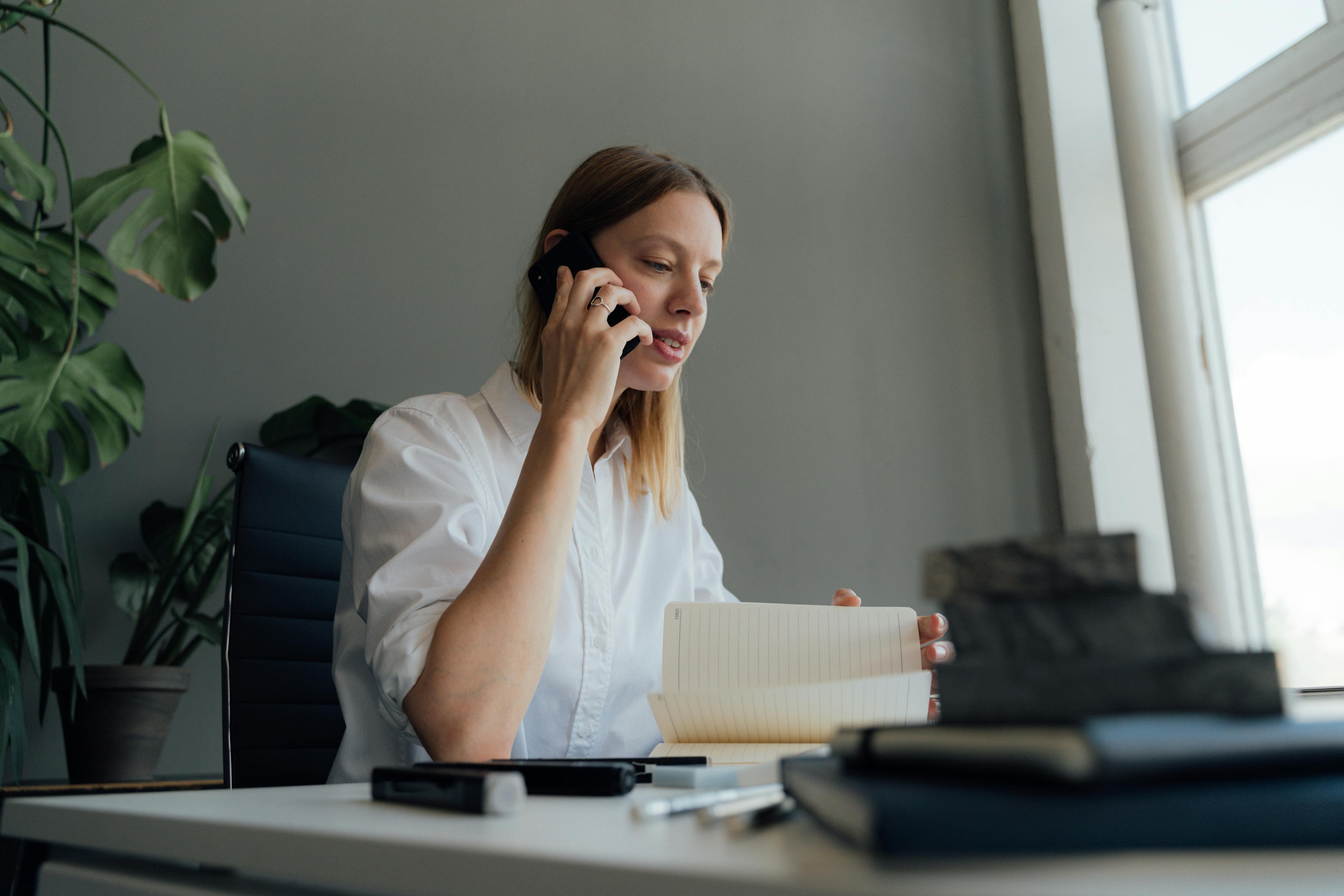 Una mujer seria en una llamada | Fuente: Pexels