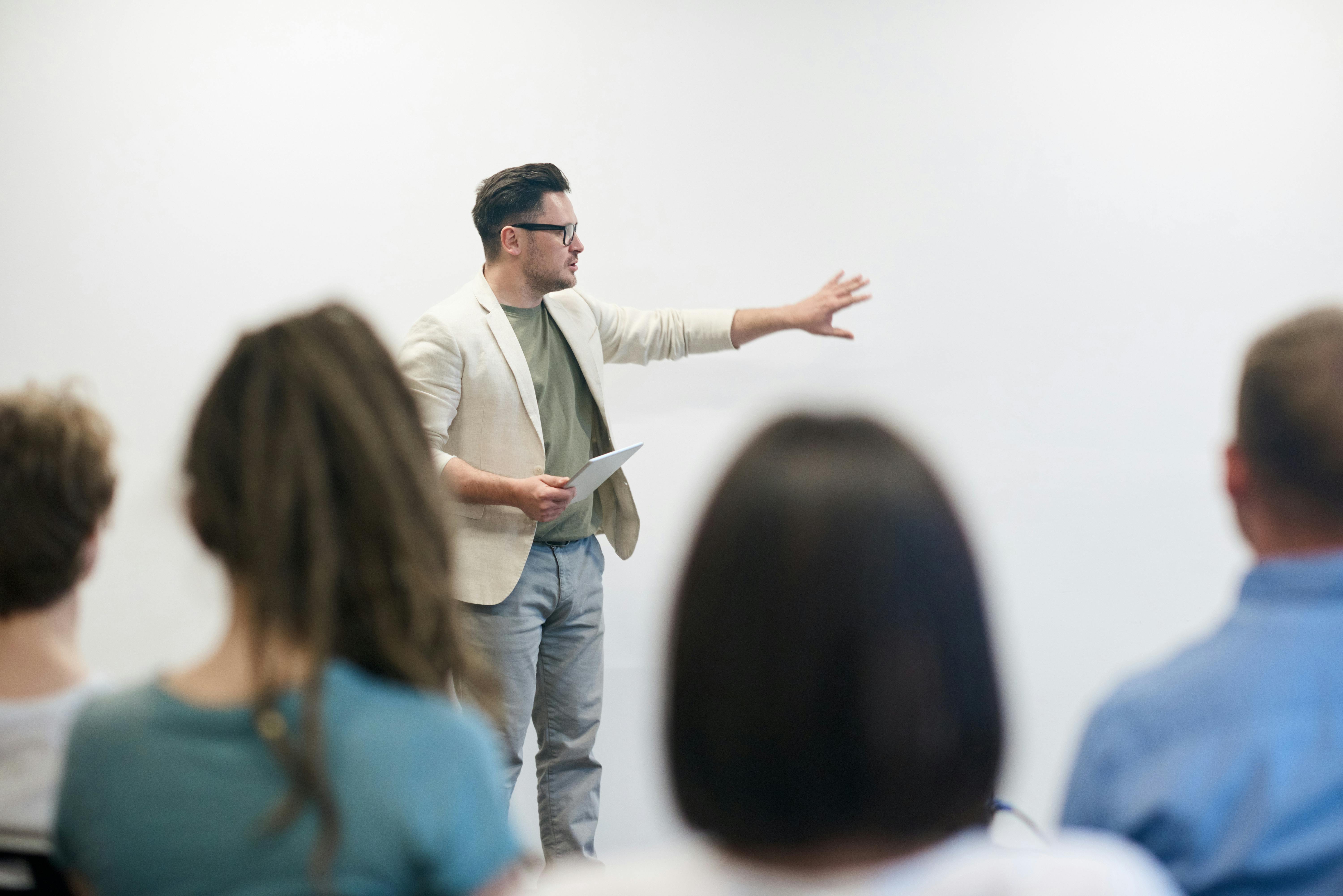 Un profesor de pie al frente de la clase | Fuente: Pexels