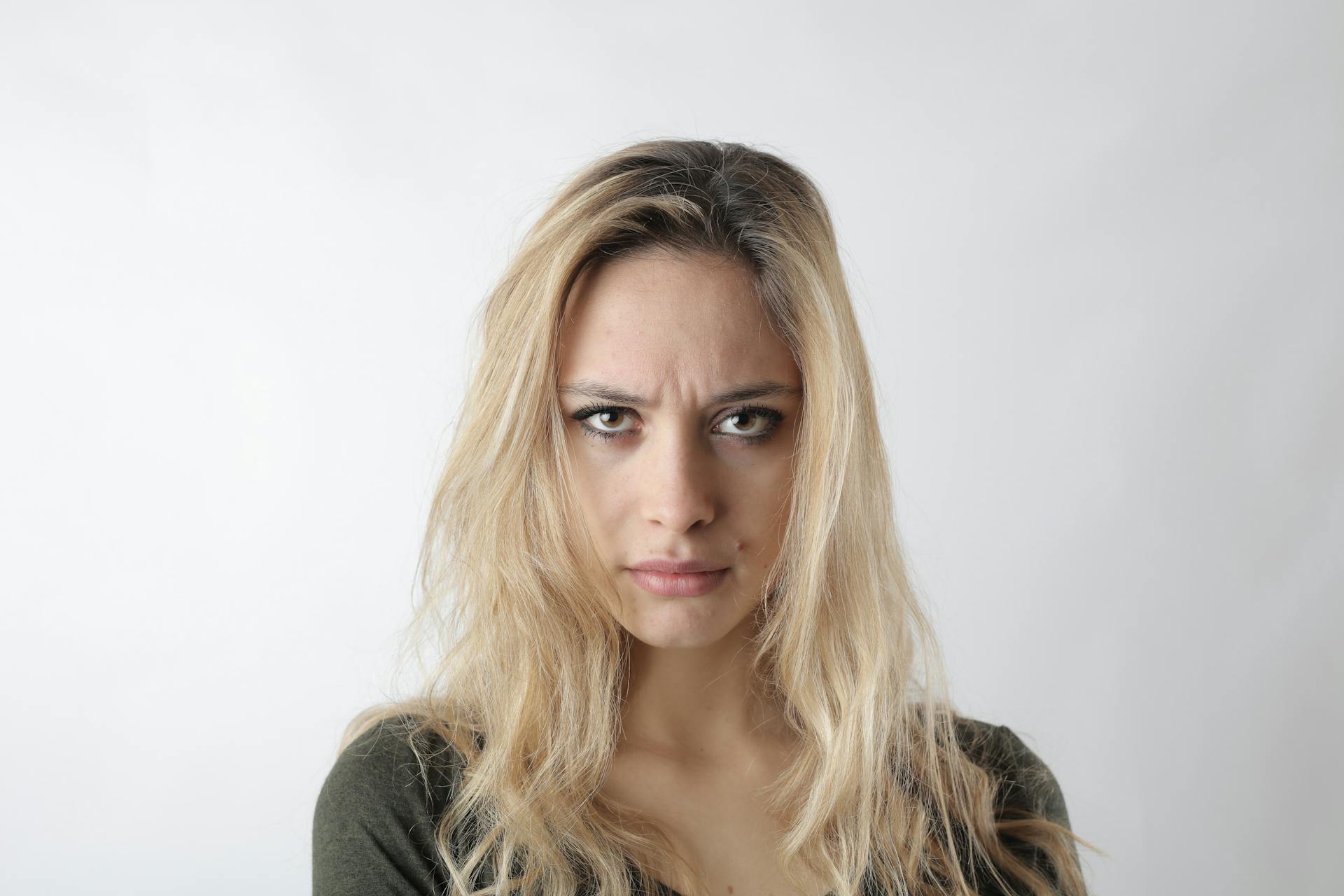 Una mujer con el ceño fruncido | Fuente: Pexels