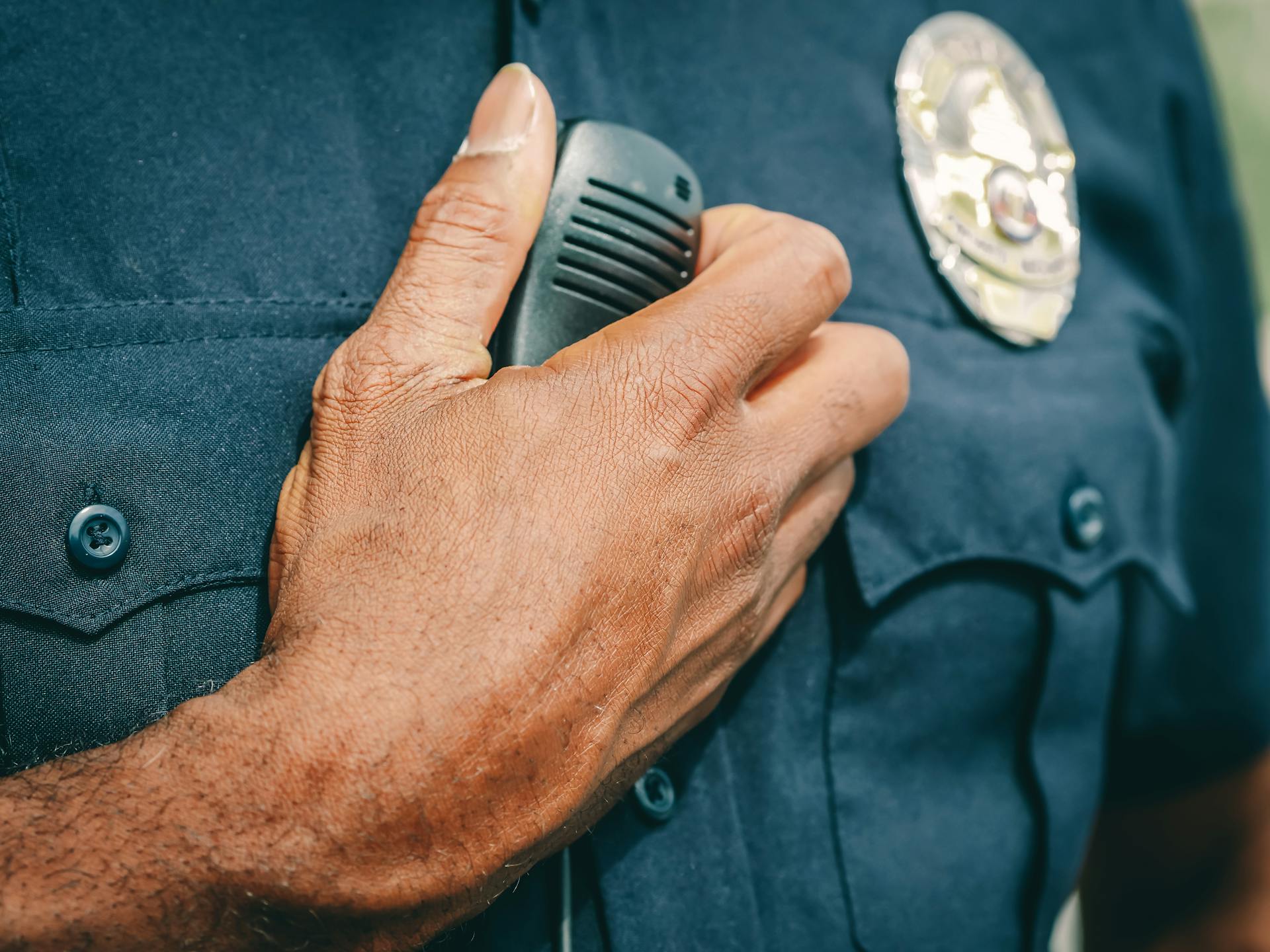 Primer plano del uniforme de un guardia de seguridad | Fuente: Pexels