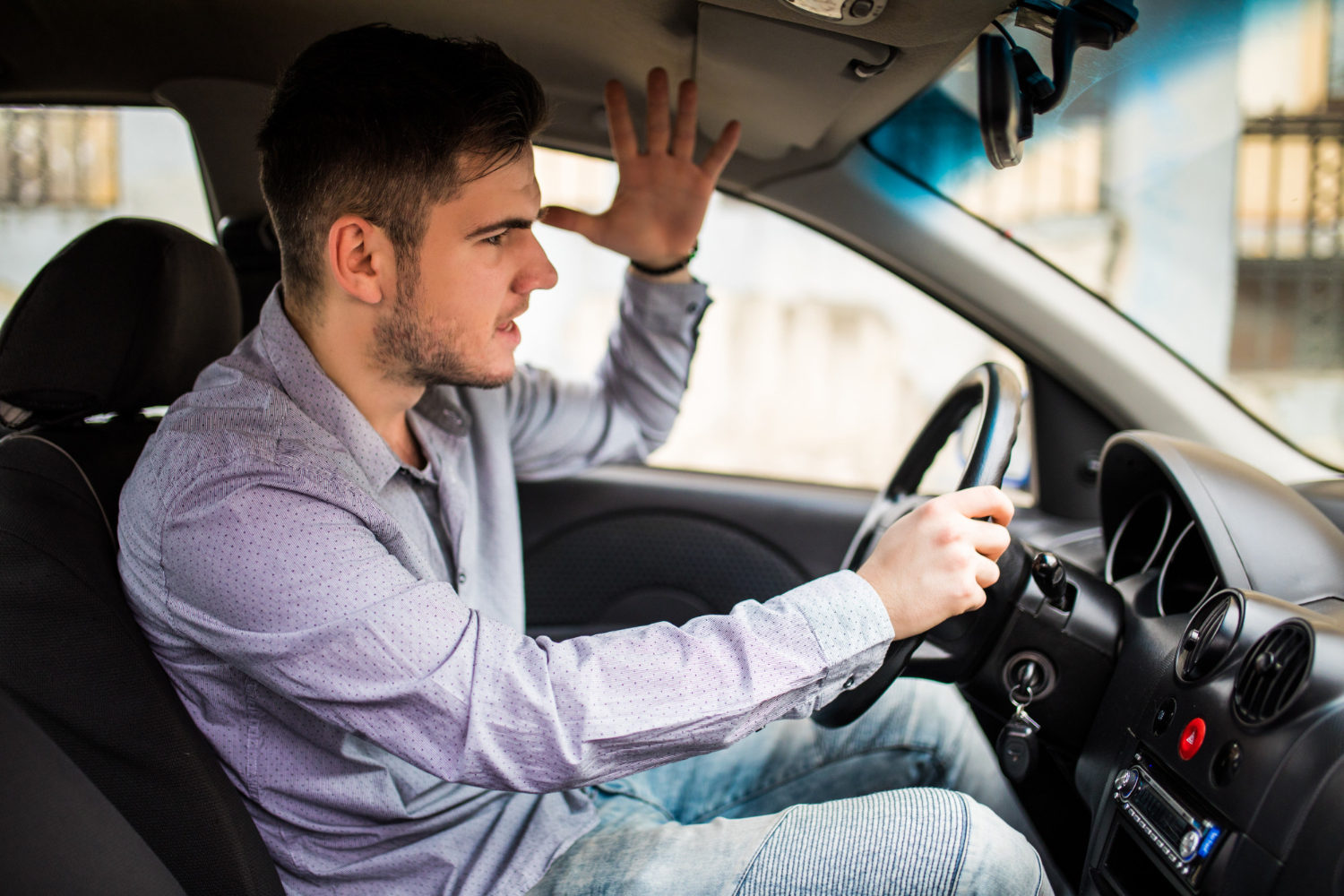 Un hombre alterado conduciendo | Fuente: Freepik