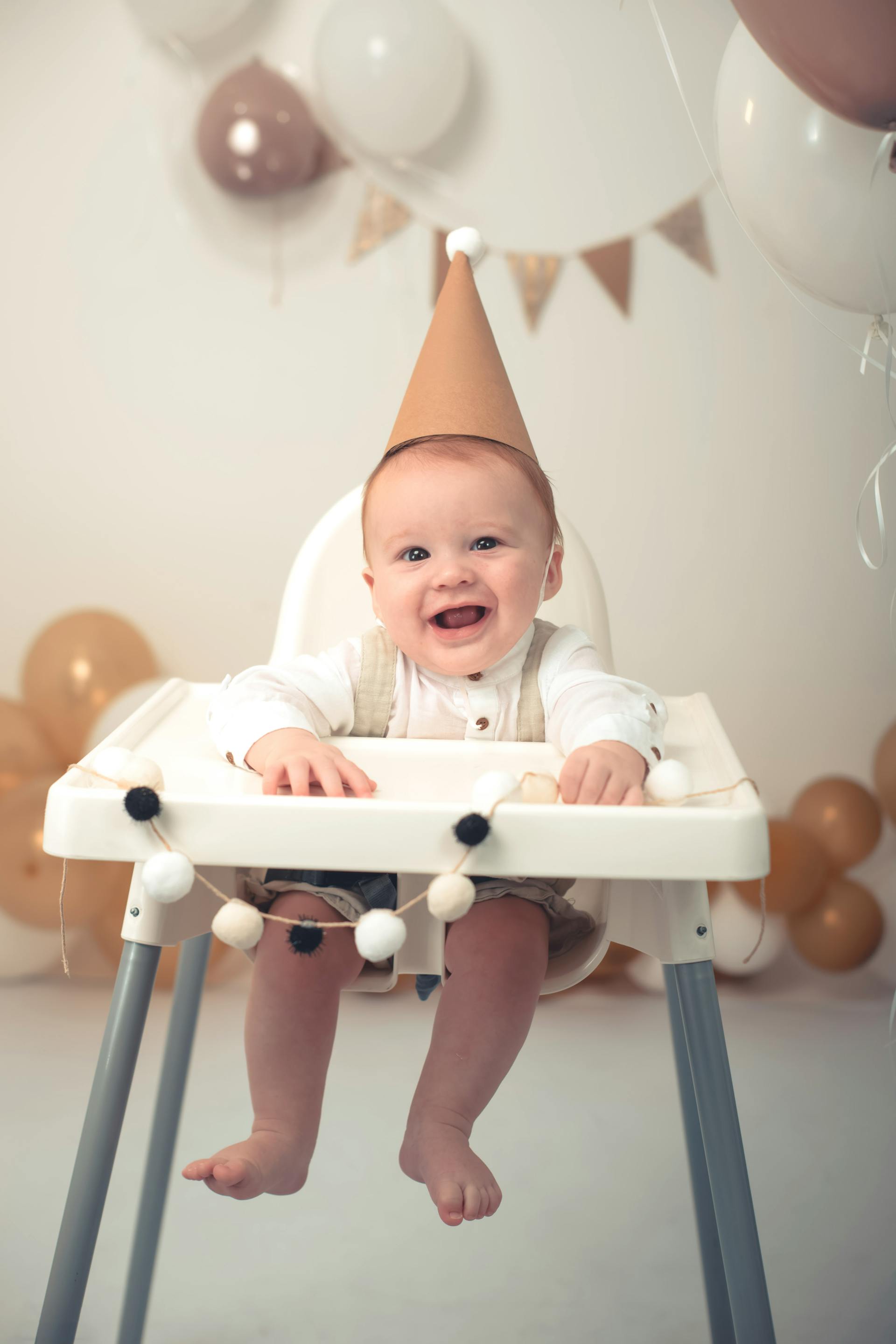 Un bebé sentado en una silla | Fuente: Pexels