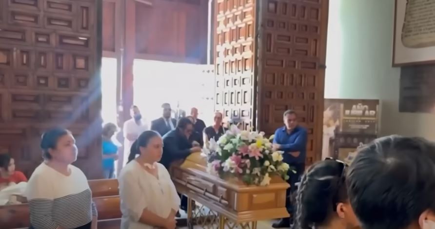 Allegados se despiden de la joven | Fuente: YouTube/NoticiasTelemundo