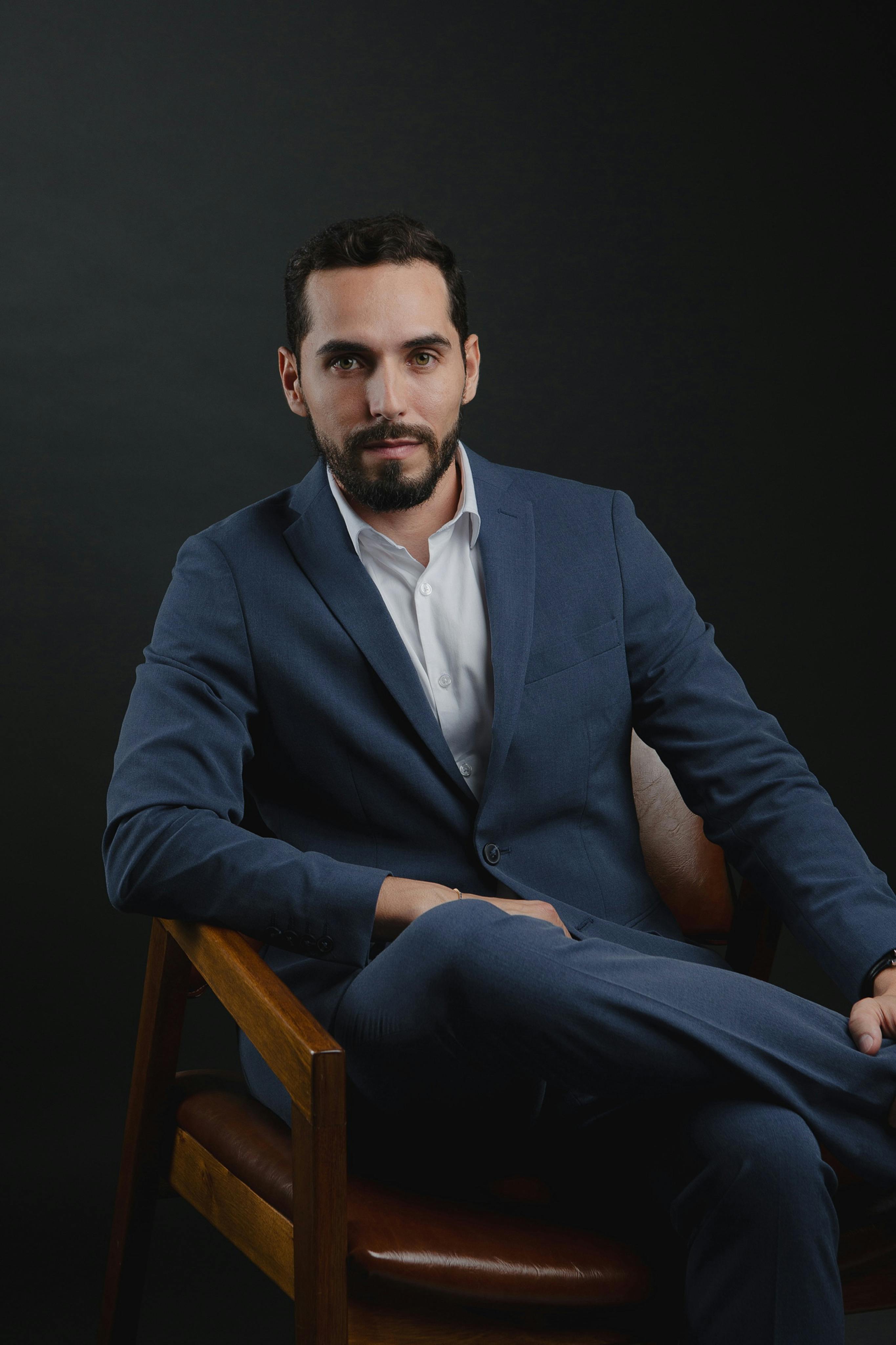 Un hombre con traje | Fuente: Pexels