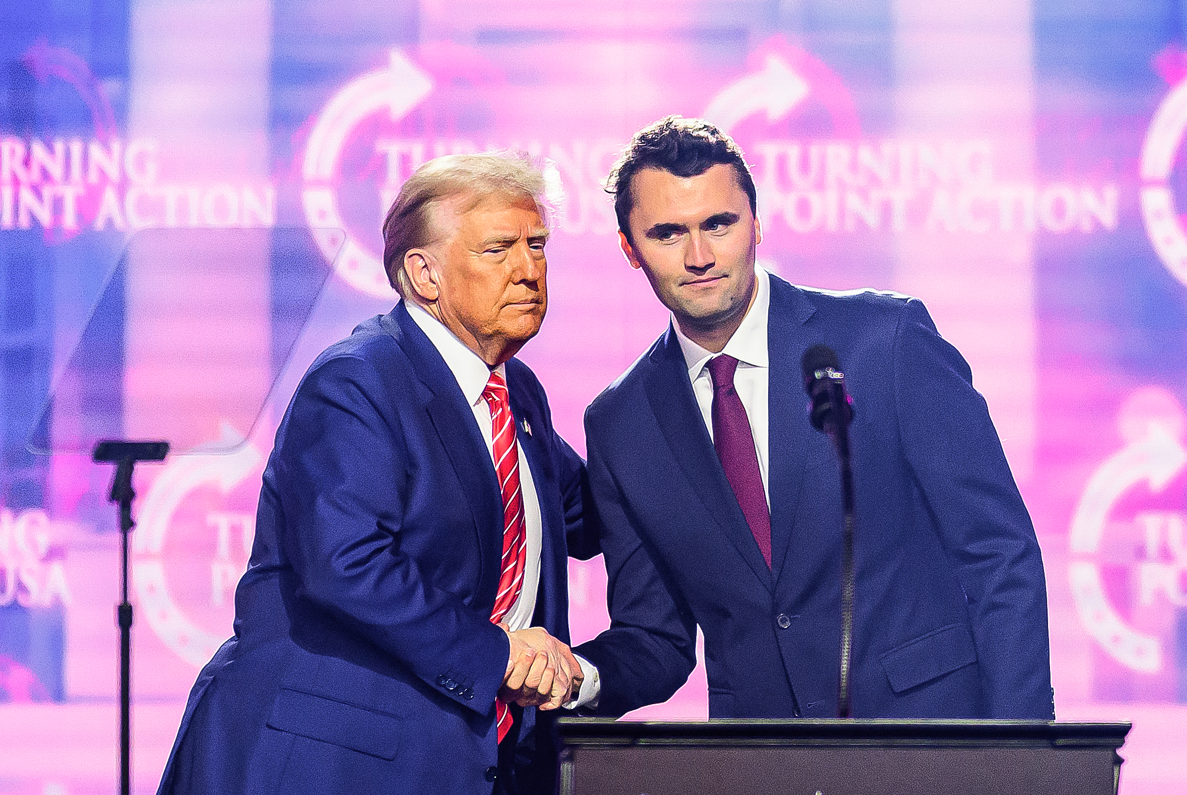 Charlie Kirk habla en el escenario con Donald Trump en el America Fest en Phoenix, Arizona, el 22 de diciembre de 2024. | Fuente: Getty Images