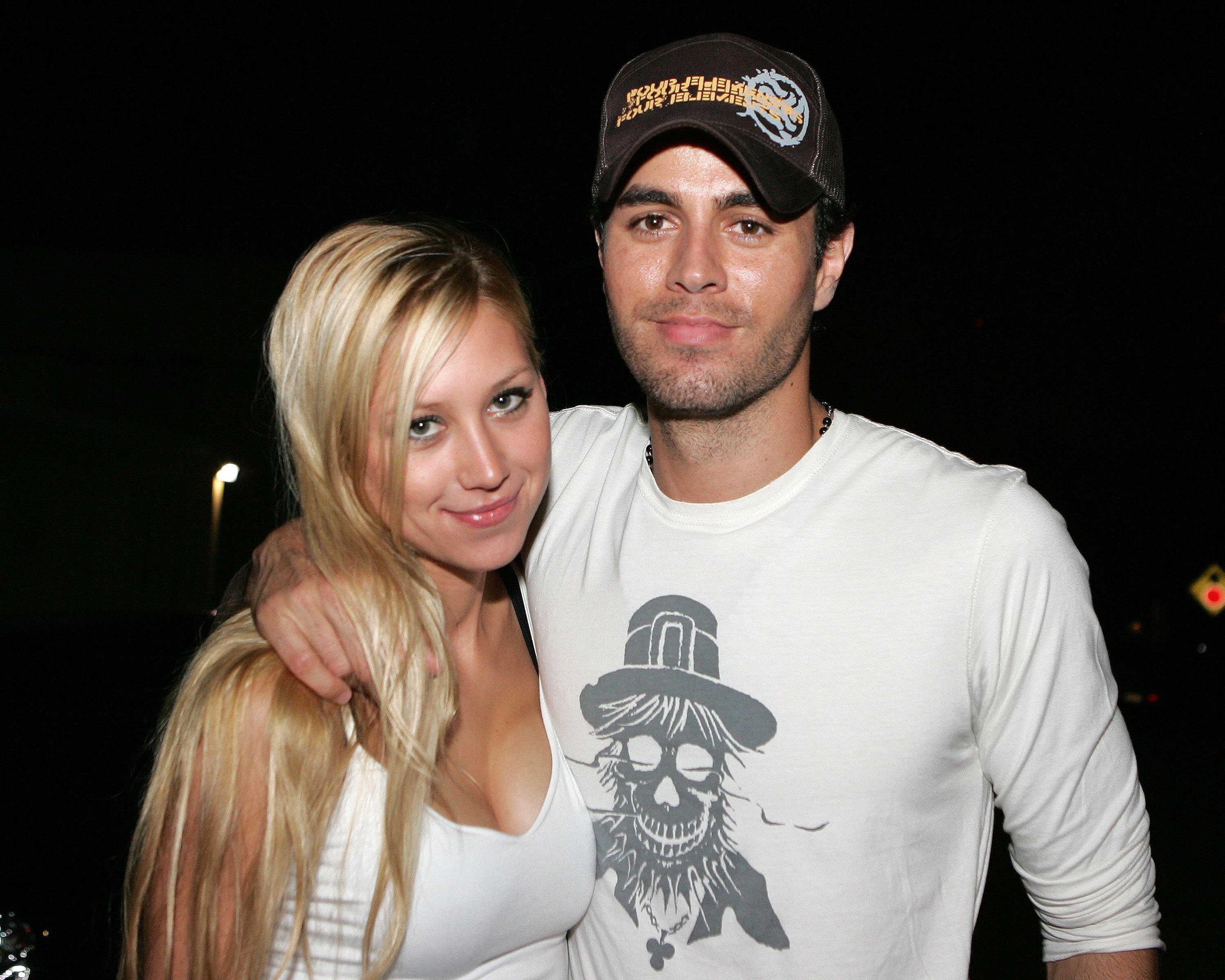 Anna Kournikova y el cantante Enrique Iglesias salen del restaurante Big Pink en la madrugada del 16 de junio de 2006 en Miami, Florida. | Fuente: Getty Images