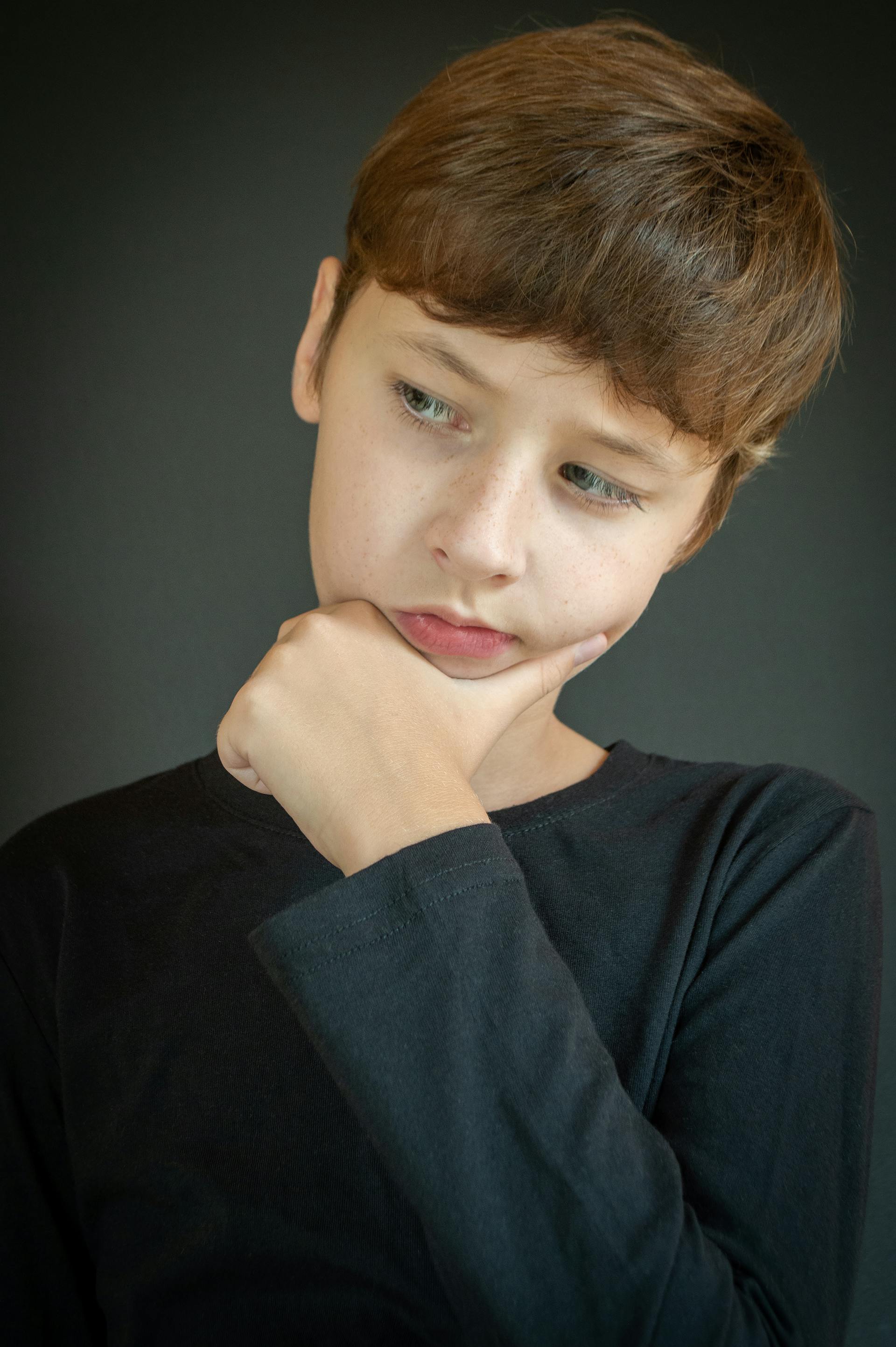 Un adolescente reflexivo | Fuente: Pexels
