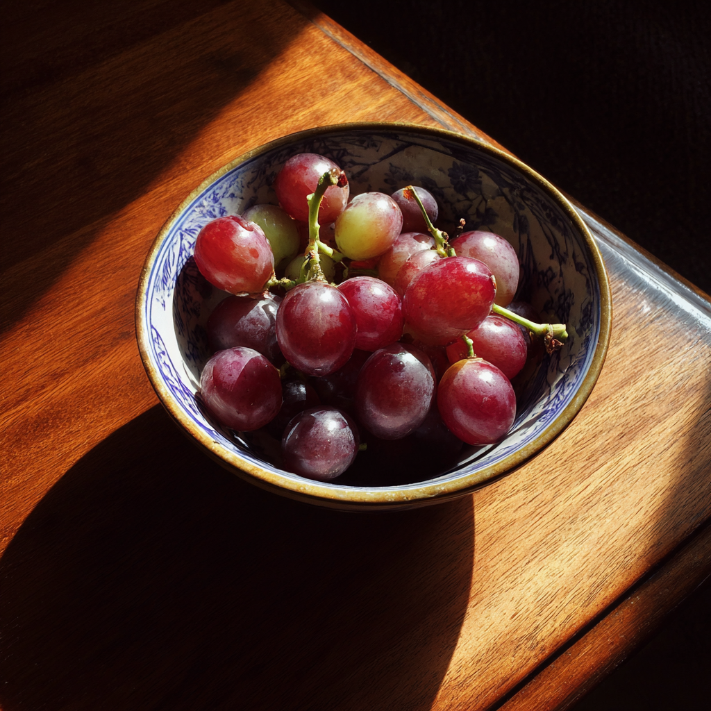 Un cuenco de uvas | Fuente: Midjourney