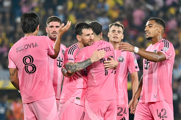 El delantero argentino del Inter Miami, Lionel Messi, celebra el primer gol de su equipo durante el partido amistoso entre Barcelona de Ecuador e Inter Miami de Estados Unidos, disputado en el estadio Banco Pichincha, en Guayaquil, Ecuador, el 7 de febrero de 2026 | Fuente: Getty Images
