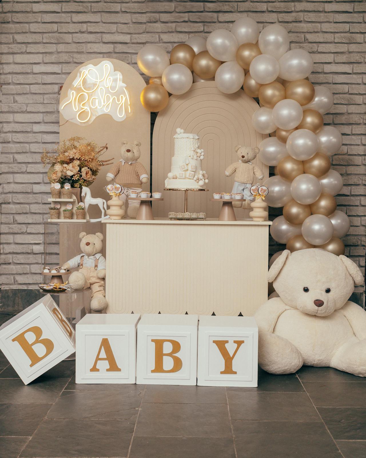 Montaje de baby shower con globos, peluches y Pastel | Fuente: Pexels