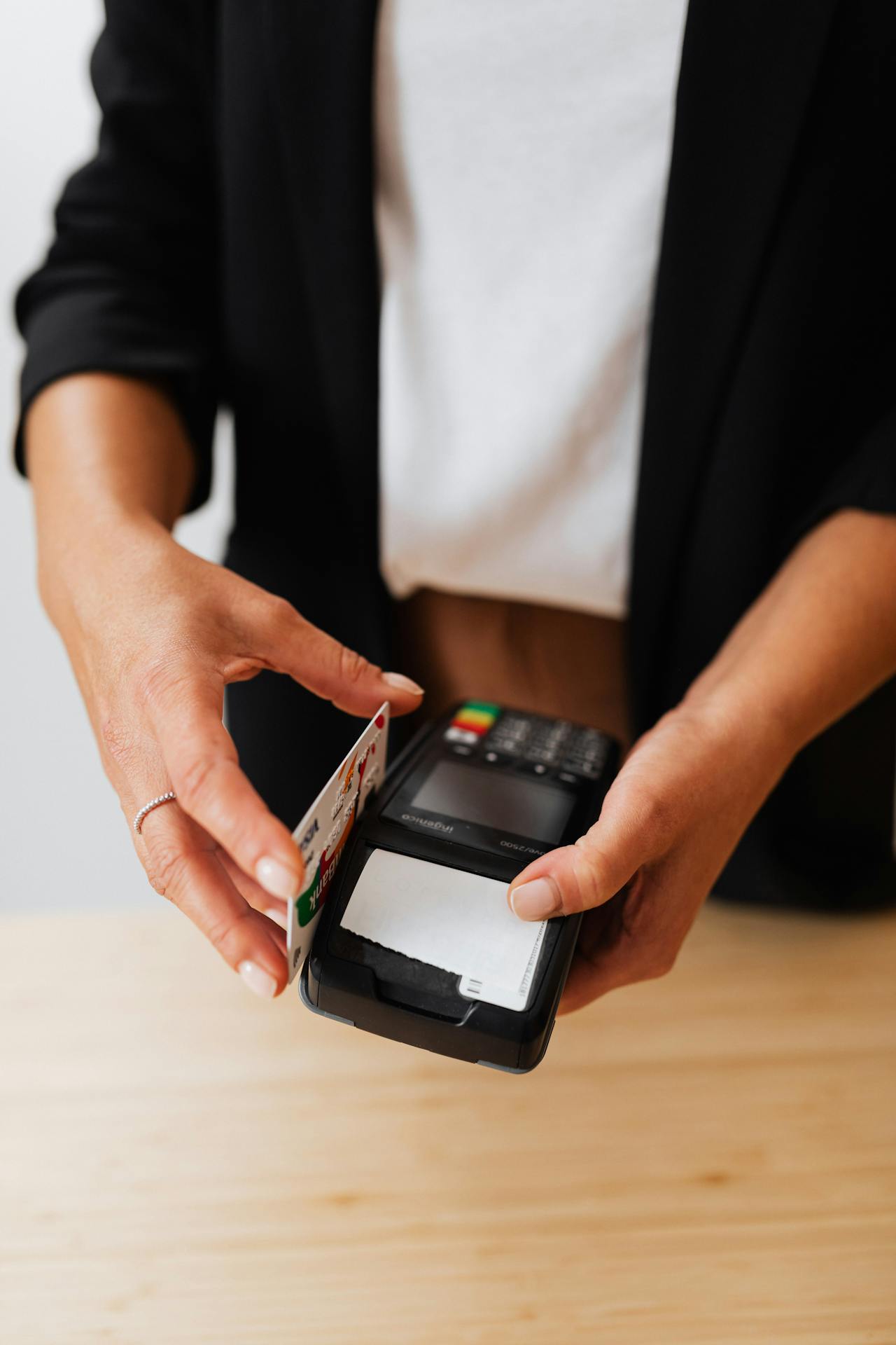 Una mujer pasando una tarjeta | Fuente: Pexels
