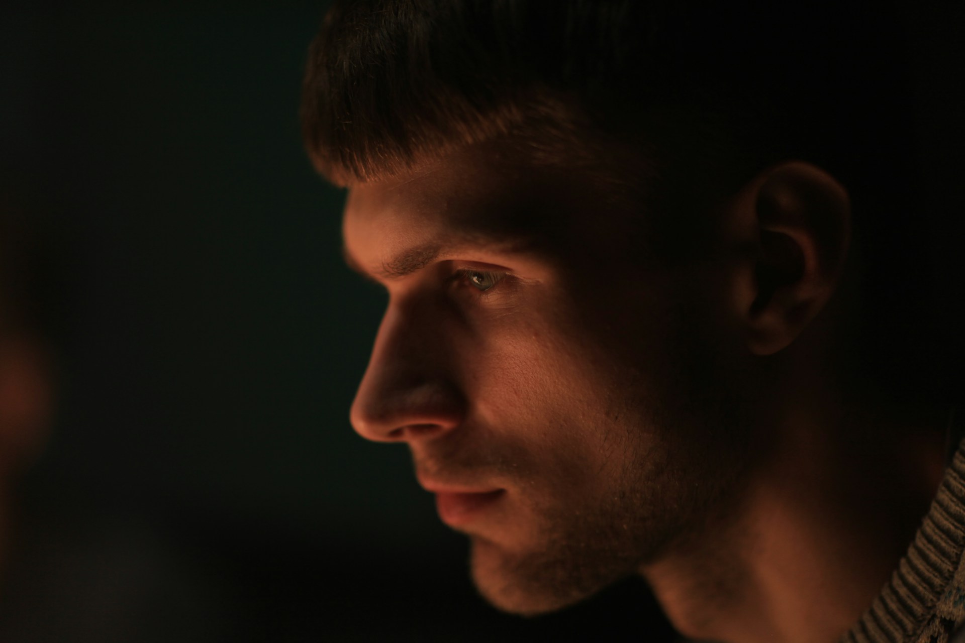 Un hombre mirando fijamente a alguien | Fuente: Unsplash