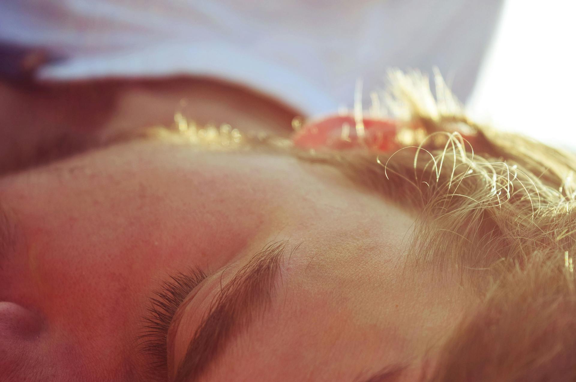 Un hombre somnoliento | Fuente: Pexels