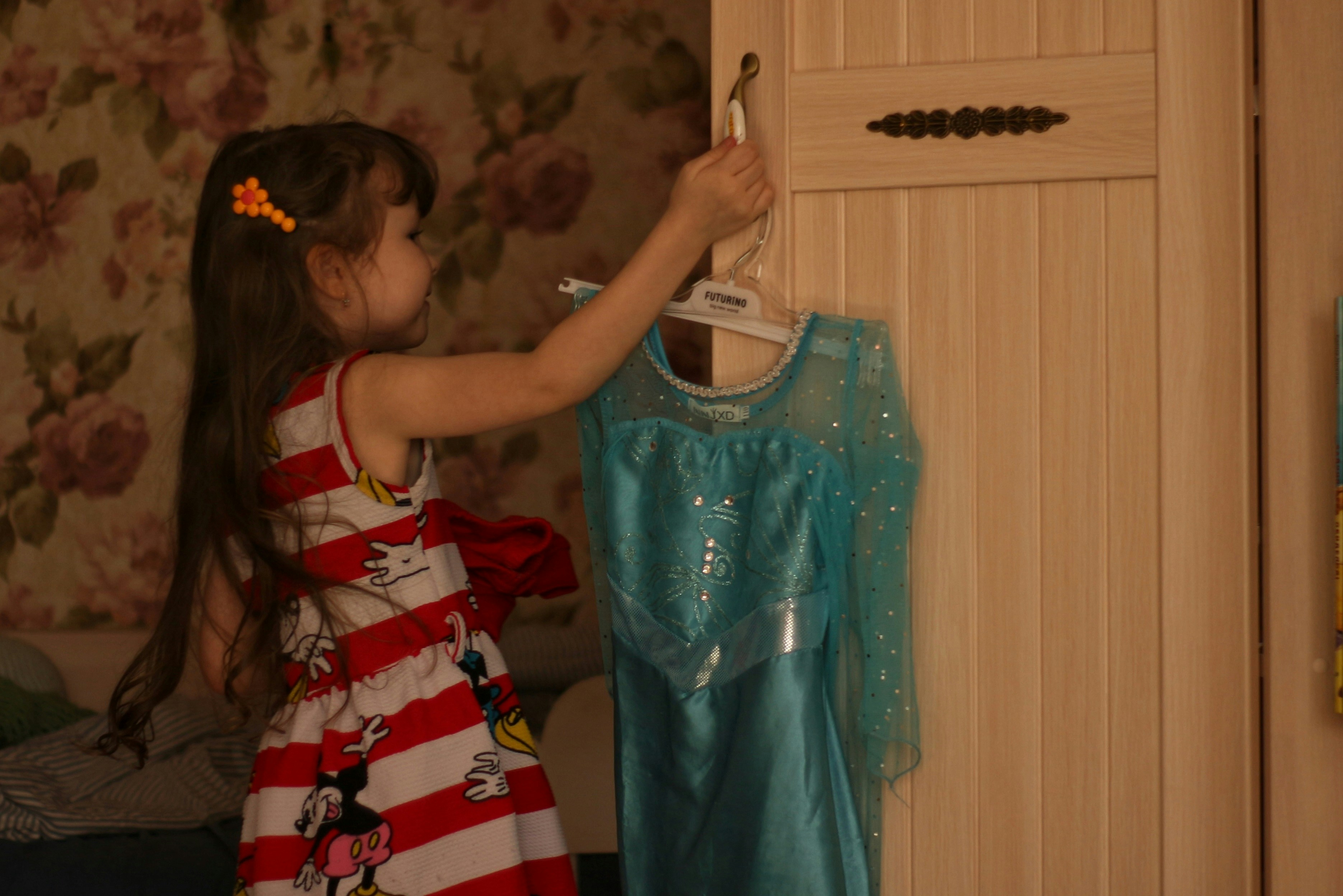 Una chica mirando un vestido | Fuente: Unsplash
