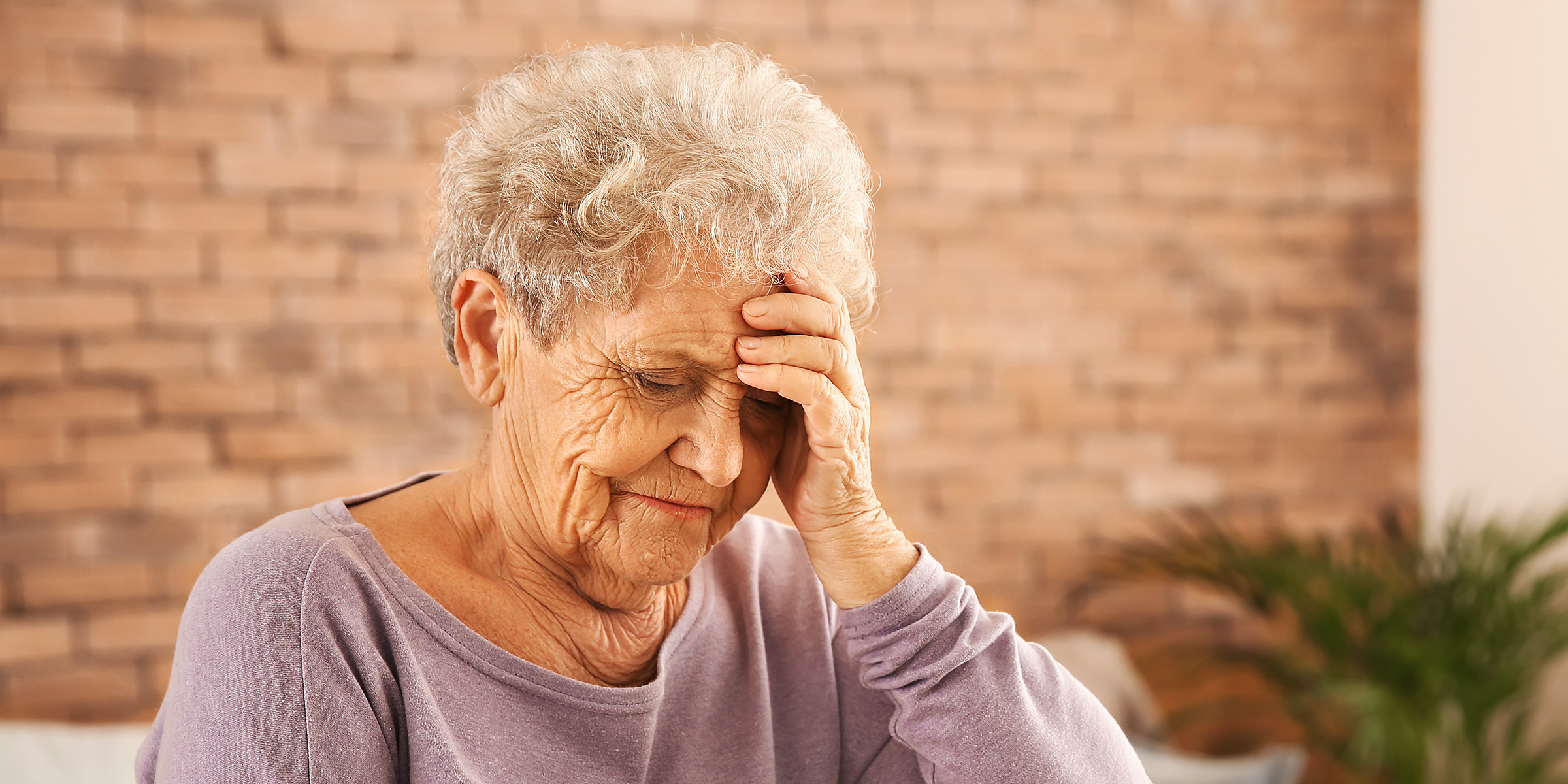 Una anciana angustiada | Fuente: Shutterstock