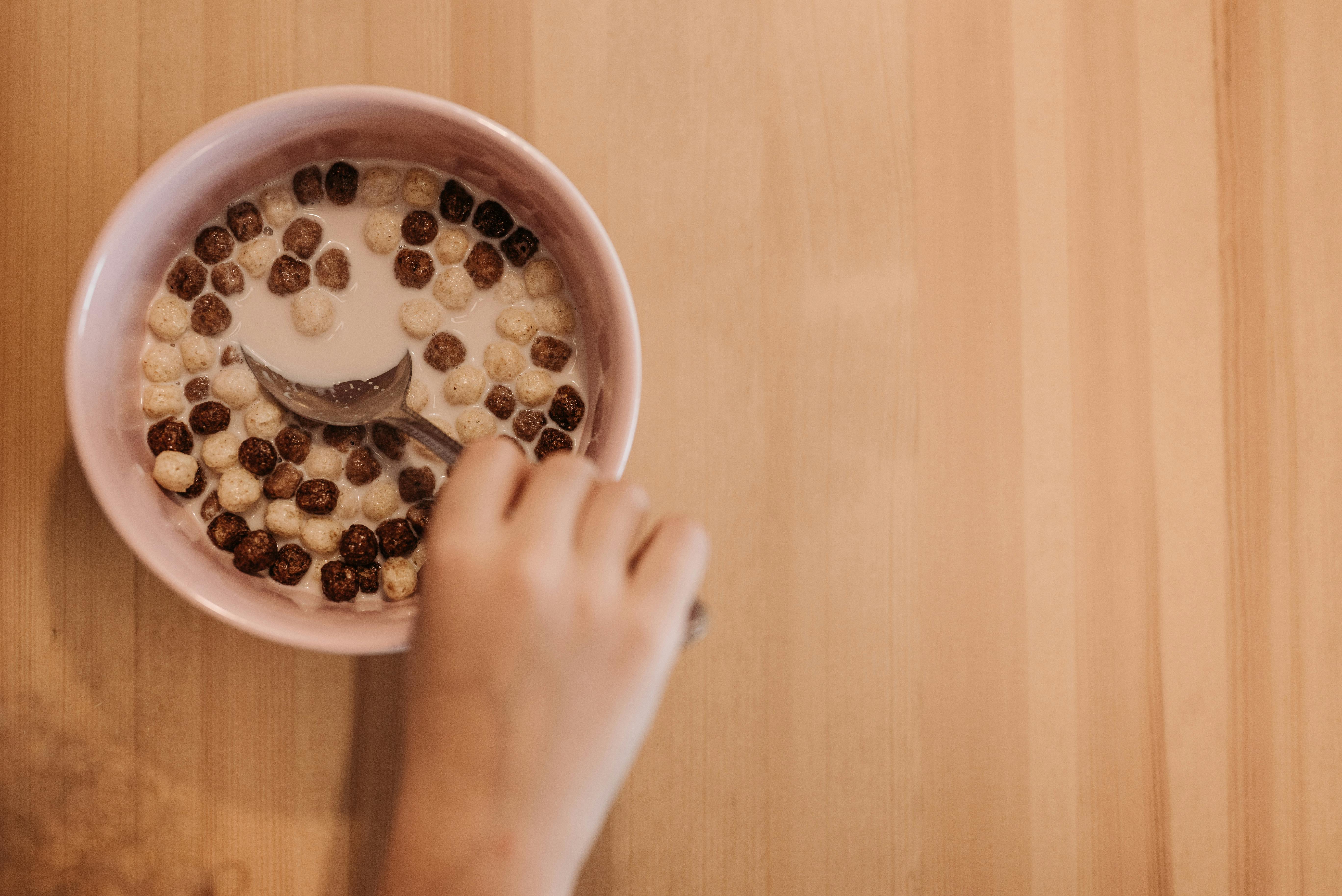 Un bol de cereales sobre un mostrador | Fuente: Pexels
