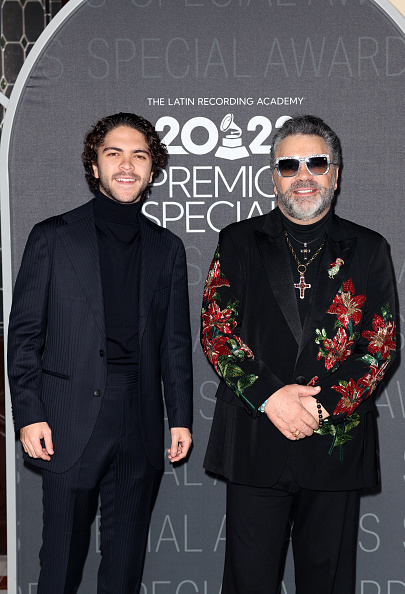 Manuel Mijares y José Manuel Mijares Hogaza asisten a la Presentación de Premios Especiales de los Latin Grammy 2023 en el Teatro de la Capitanía y Casino de la Exposición el 12 de noviembre de 2023 en Sevilla, España | Fuente: Getty Images
