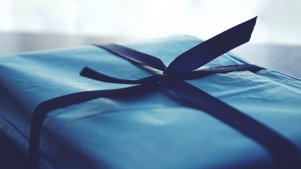 Primer plano de una caja de regalo azul | Fuente: Pexels