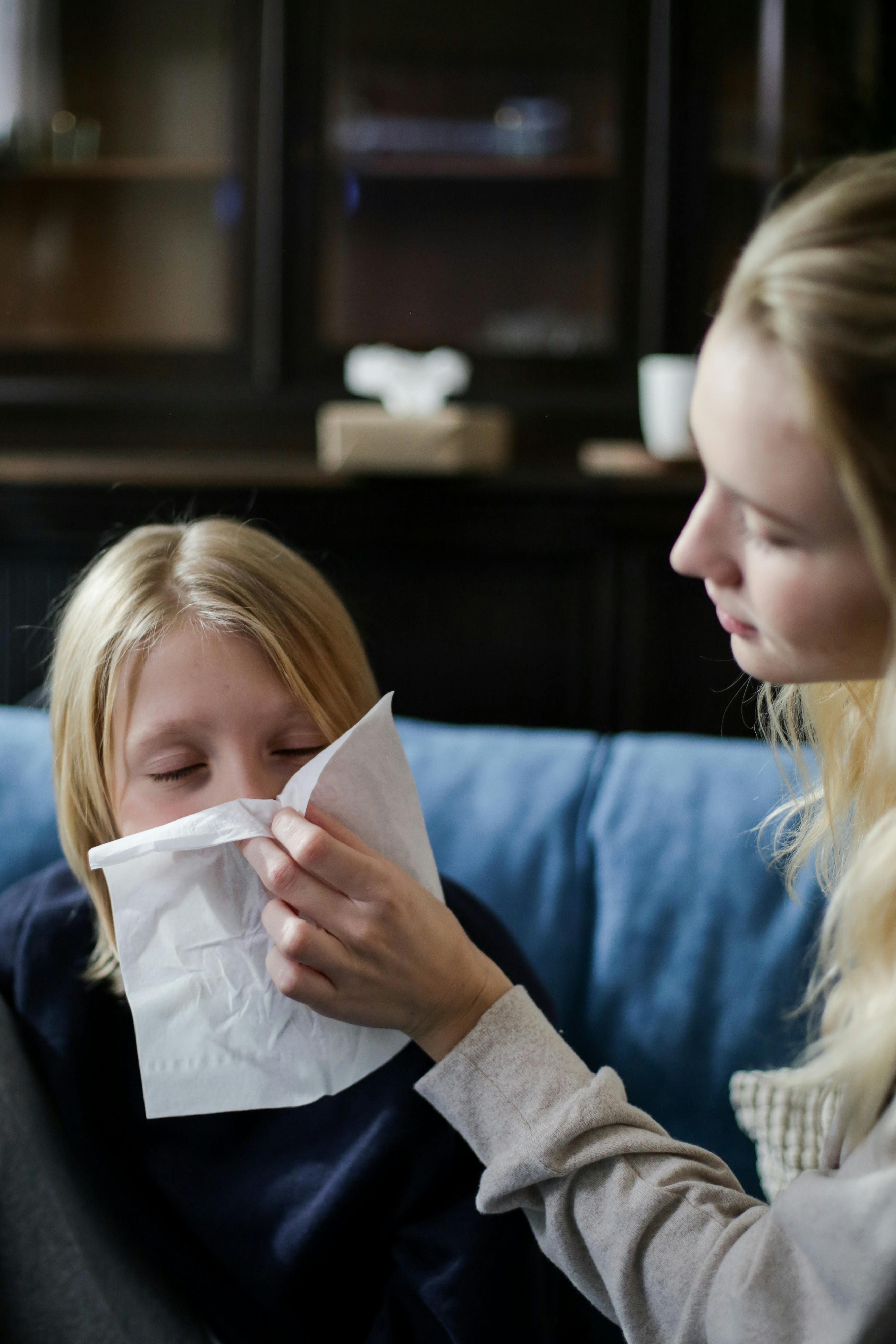 Una madre cuidando a su hija enferma | Fuente: Pexels