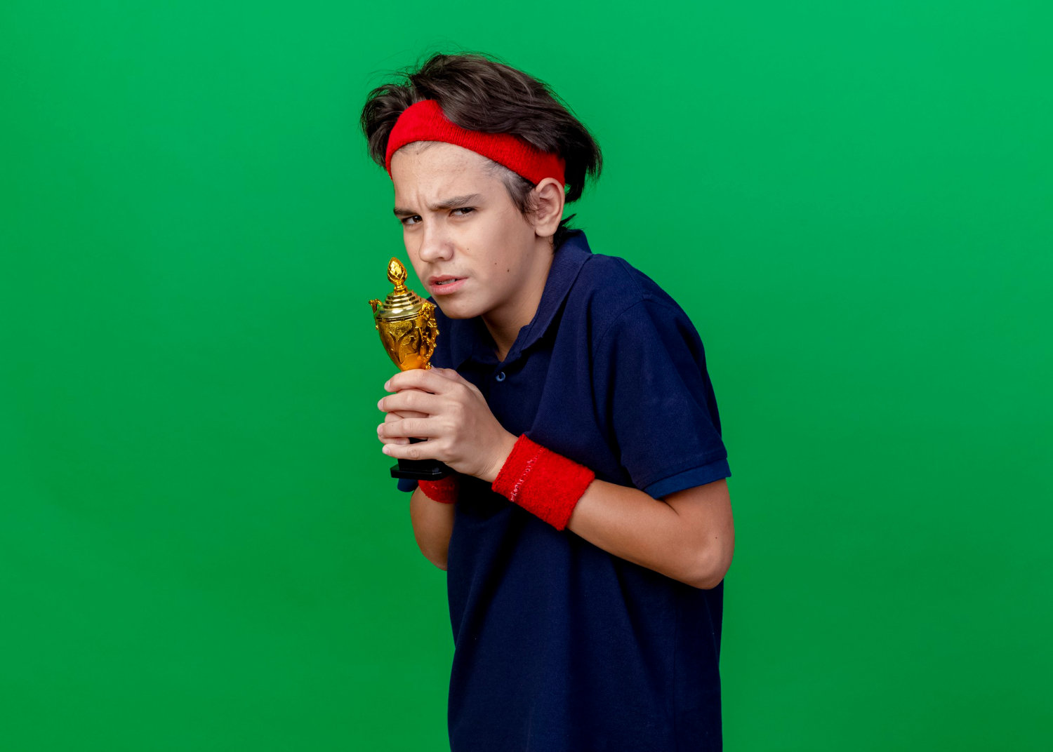 Un niño sosteniendo un trofeo | Fuente: Freepik