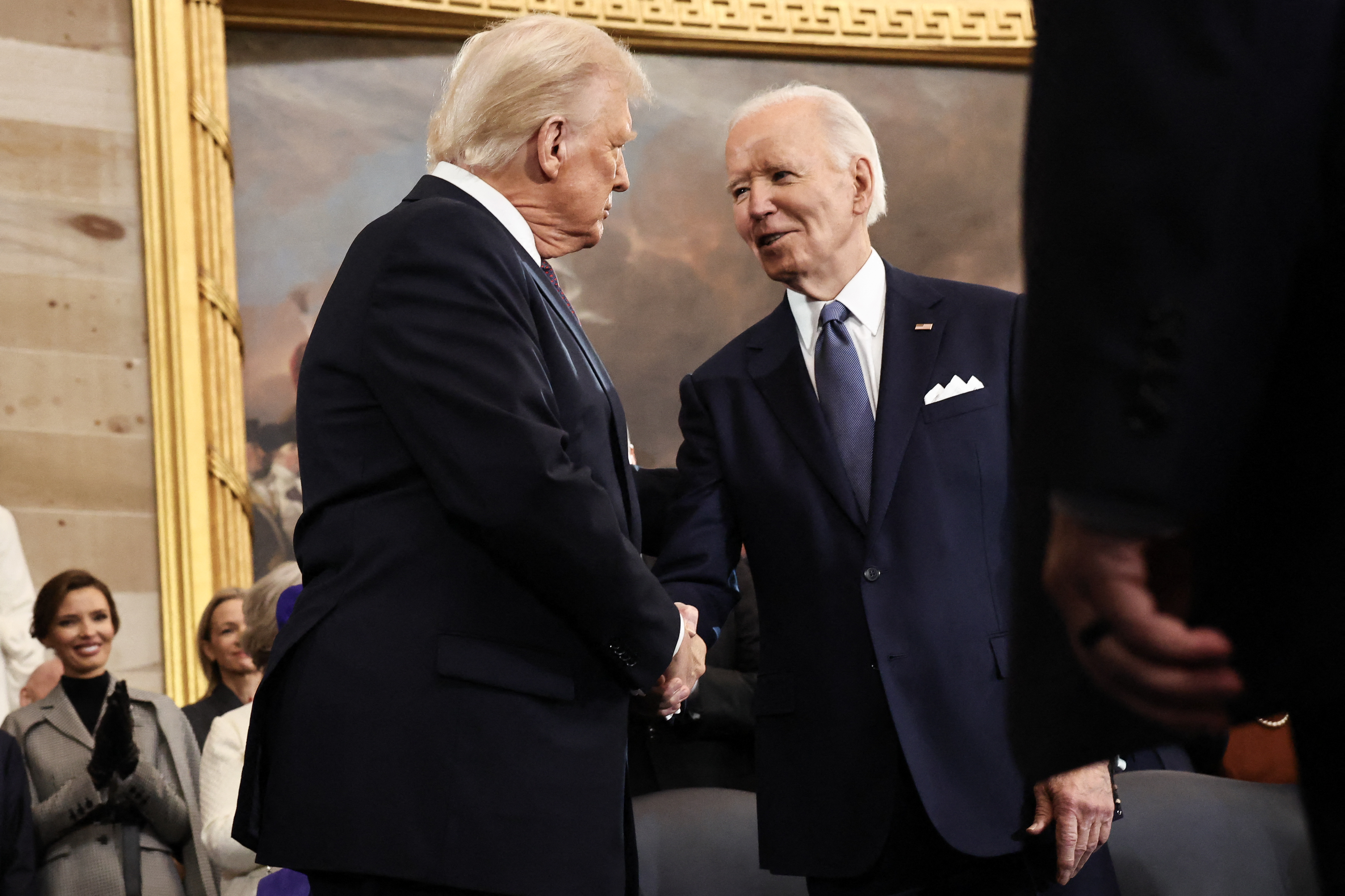 El presidente de EE.UU., Donald Trump, estrecha la mano del ex presidente de EE.UU., Joe Biden, durante las ceremonias de investidura en Washington, D.C., el 20 de enero de 2025 | Fuente: Getty Images