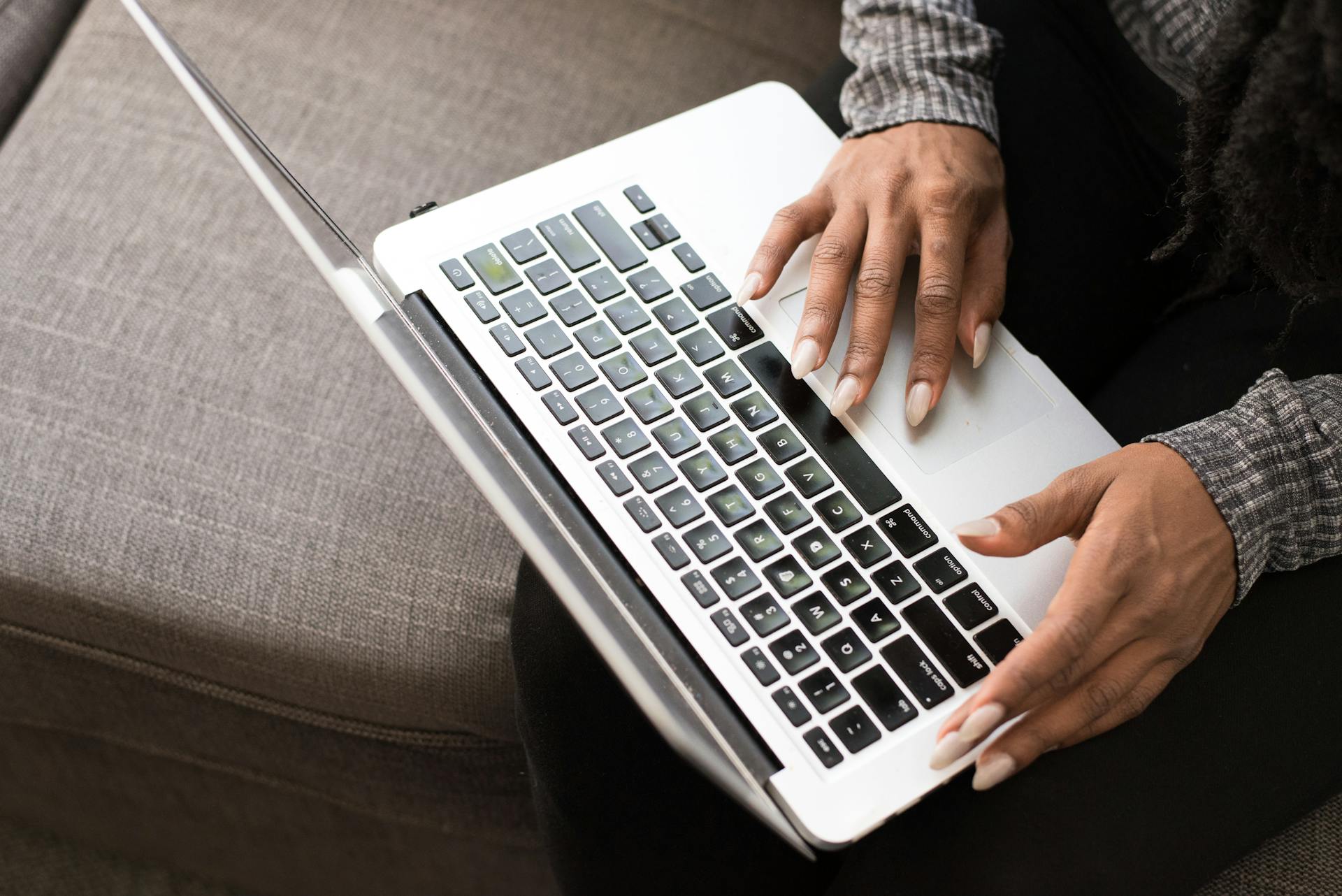 Una mujer utilizando un ordenador portátil | Fuente: Pexels