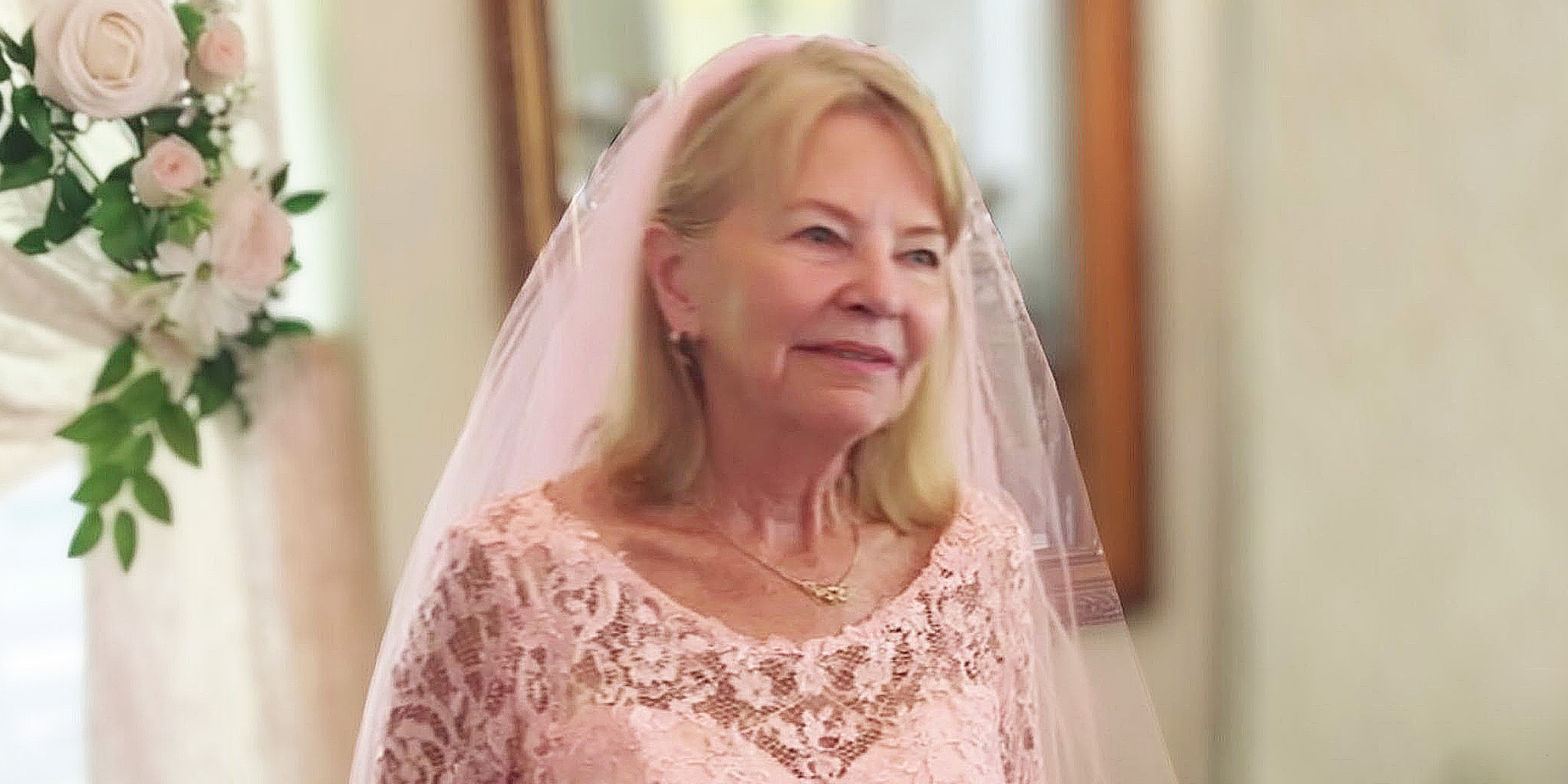 Una mujer mayor con un vestido de novia rosa | Fuente: Morelimedia