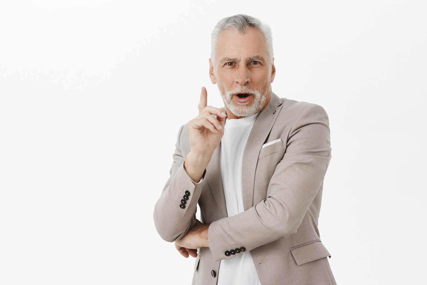 Un hombre mayor levantando el dedo | Fuente: Freepik