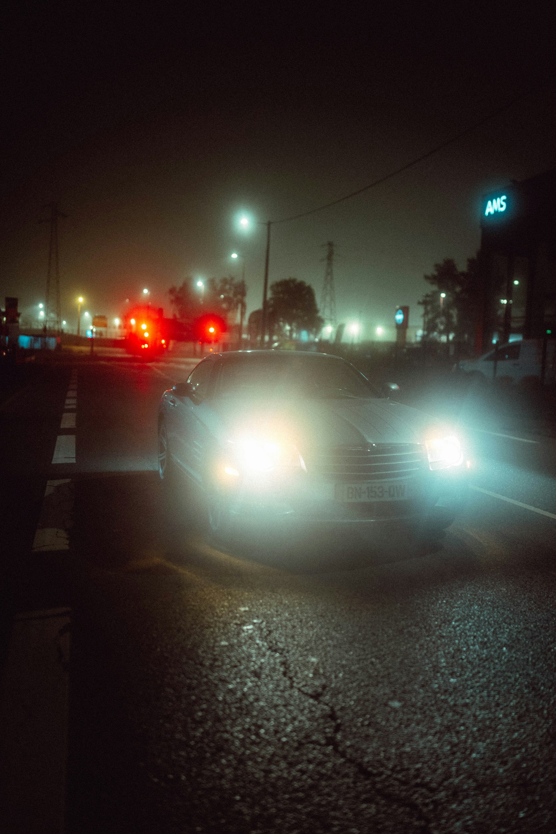 Un automóvil en una carretera con niebla | Fuente: Unsplash