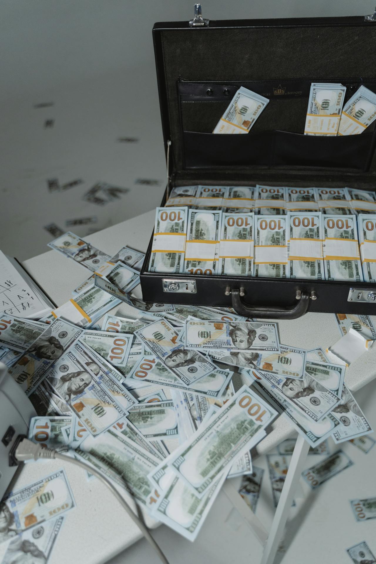 Fajos de billetes en un maletín | Fuente: Pexels