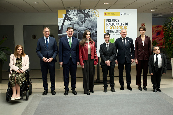 La reina Letizia de España (centro) asiste a la ceremonia de los Premios Nacionales de Discapacidad en el CRE Alzheimer del Imserso el 3 de diciembre de 2025 en Salamanca, España | Fuente: Getty Images