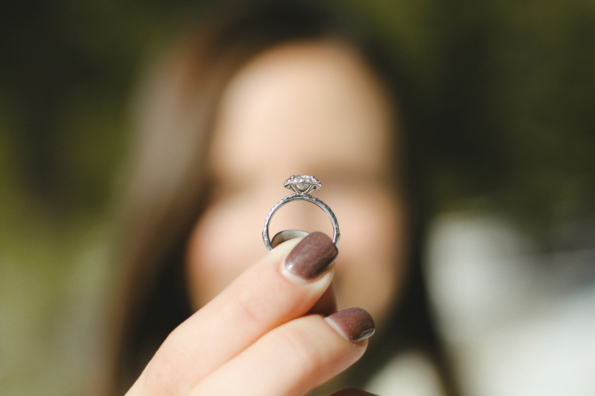Una mujer sujetando un anillo | Fuente: Unsplash