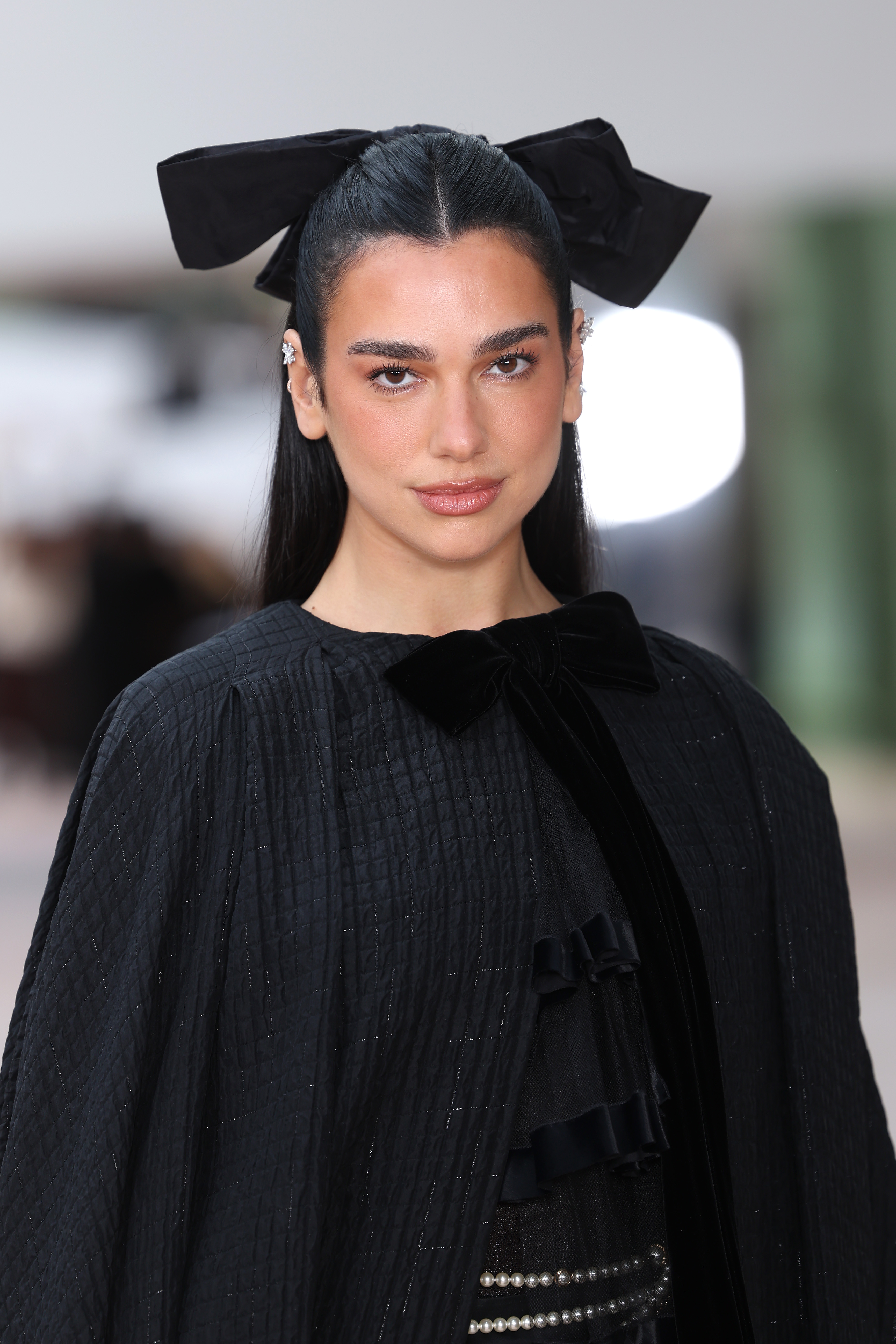 Dua Lipa en el desfile Chanel Alta Costura Primavera-Verano 2025 durante la Semana de la Moda de París el 28 de enero en Francia. | Fuente: Getty Images