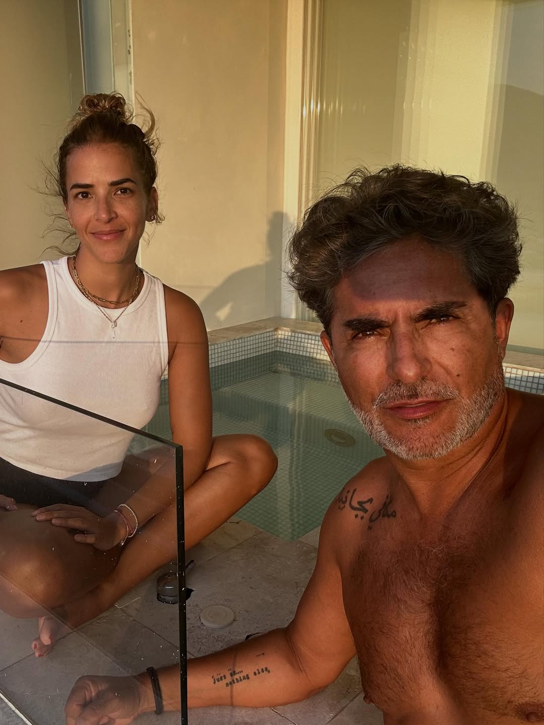 Raúl Araiza y su novia Yaya comparten un momento especial. | Fuente: Instagram/@negroaraiza