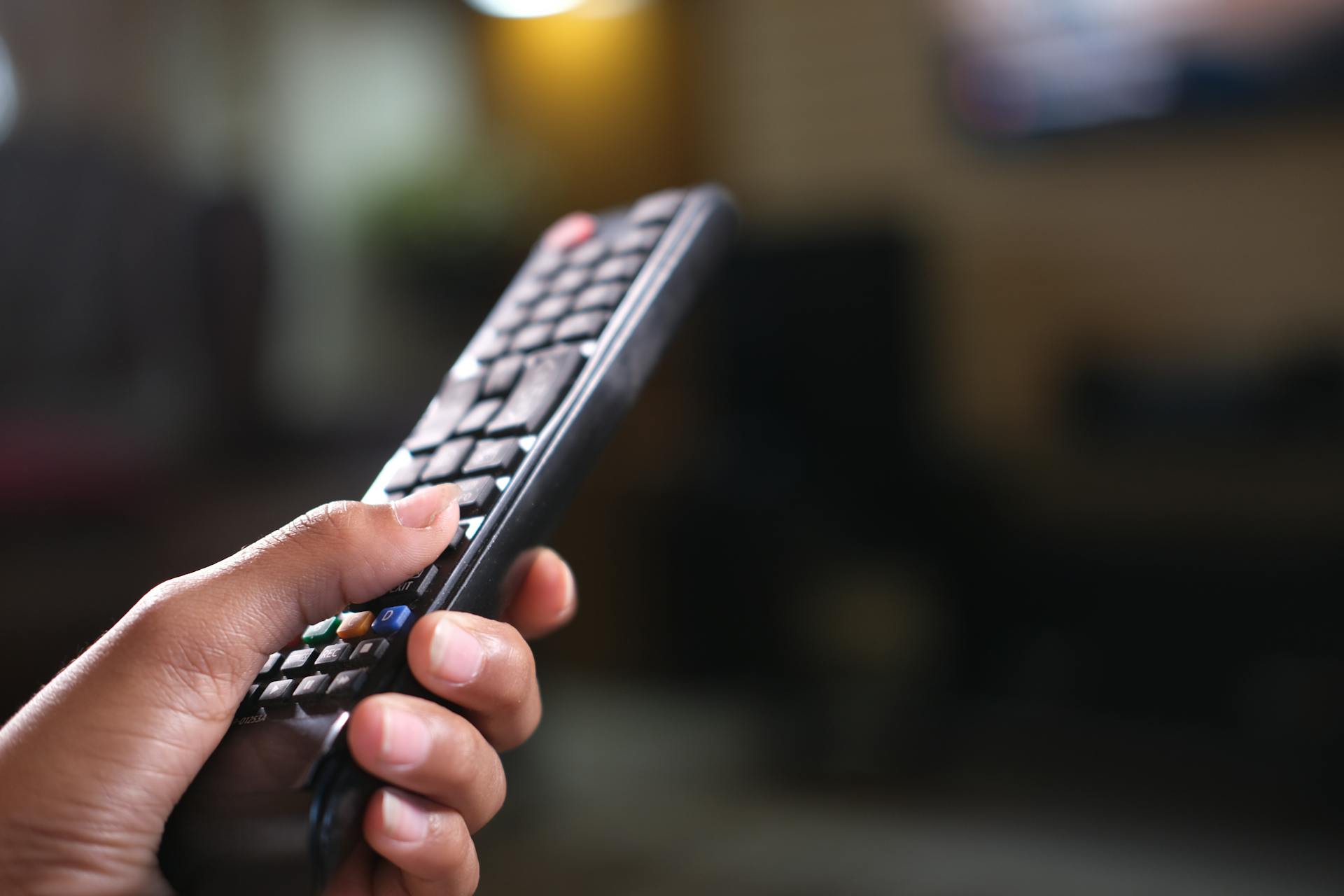 El mando a distancia de un televisor | Fuente: Pexels