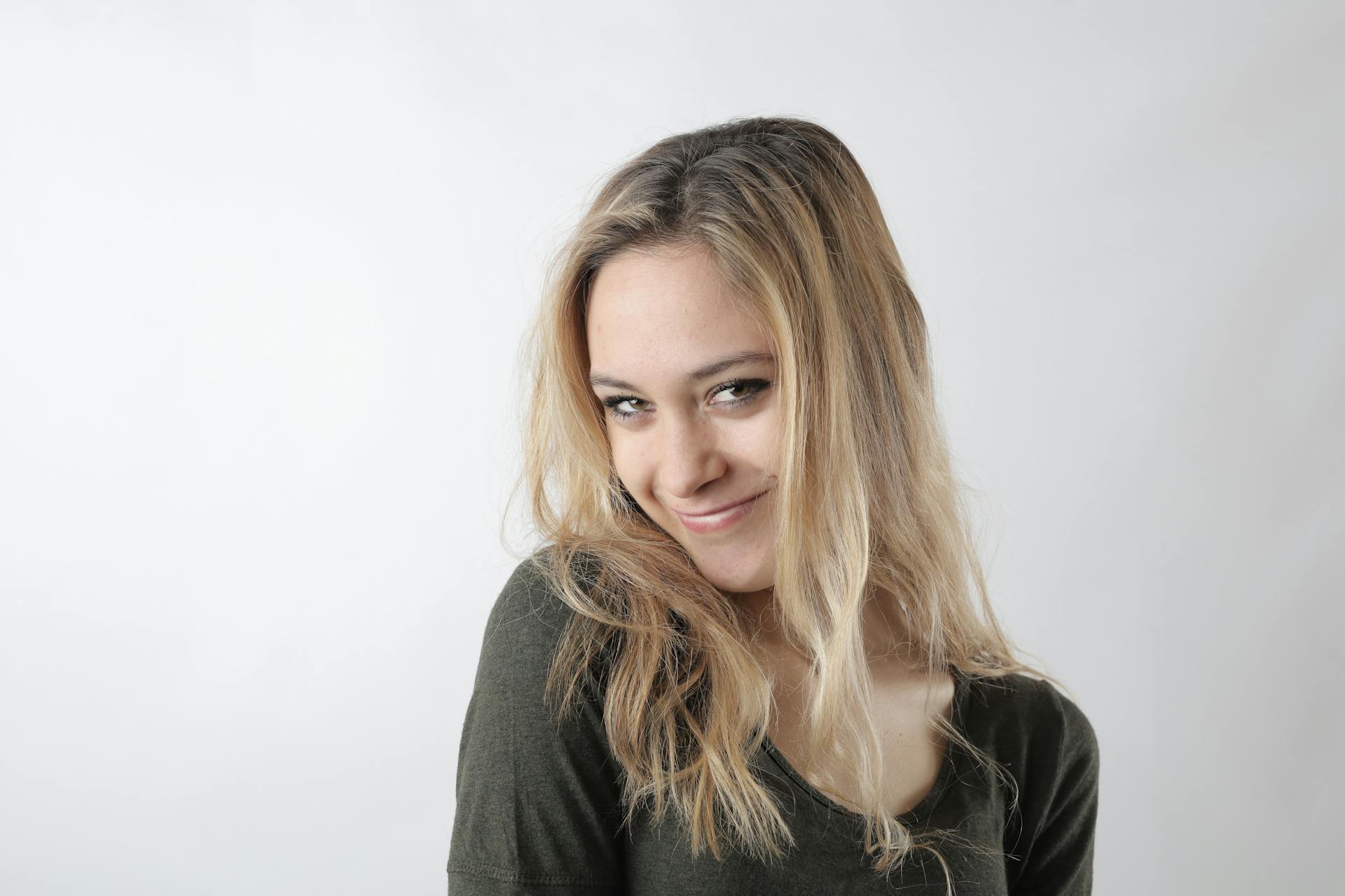 Una mujer sonriendo a alguien | Fuente: Pexels
