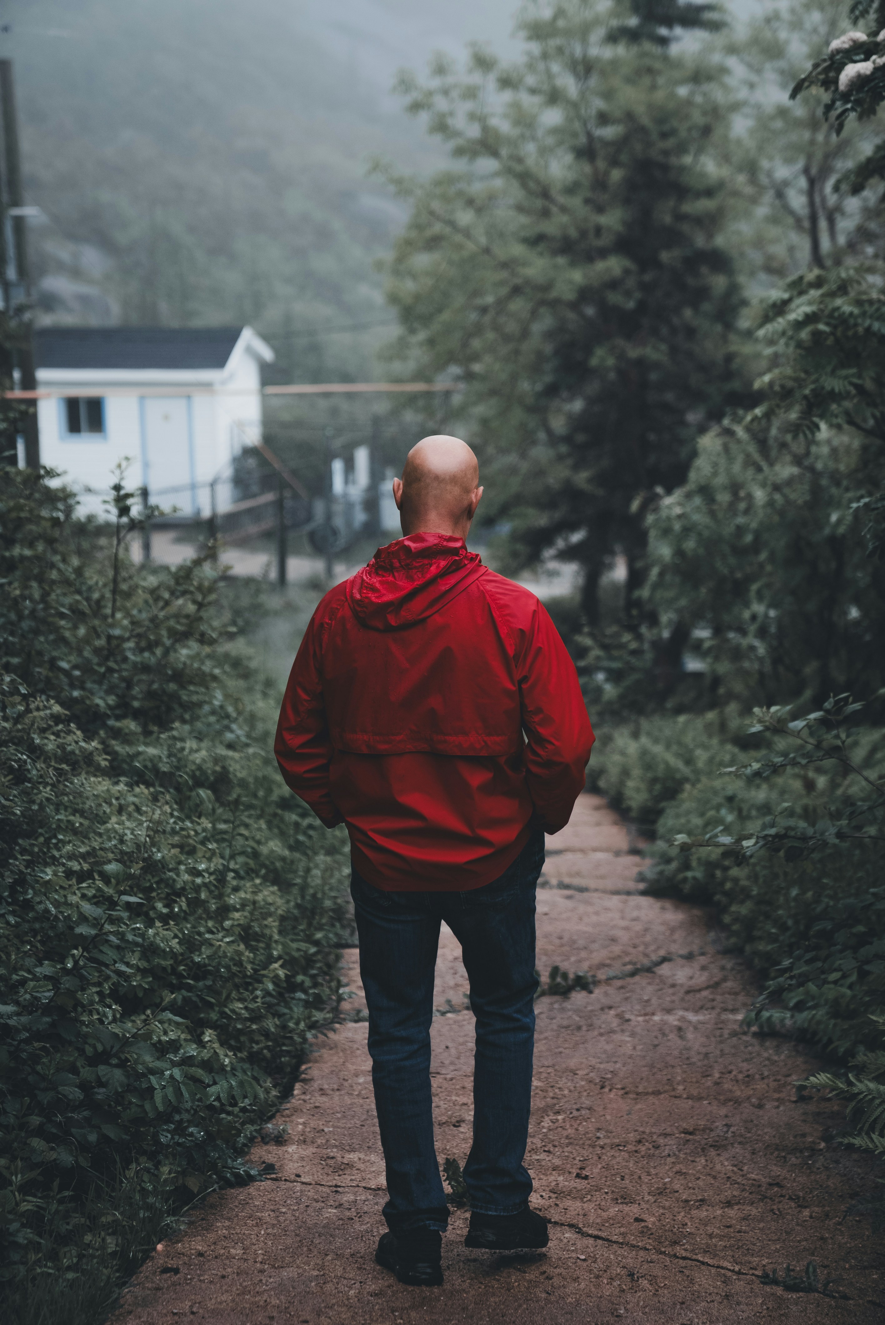 Un hombre alejándose | Fuente: Unsplash