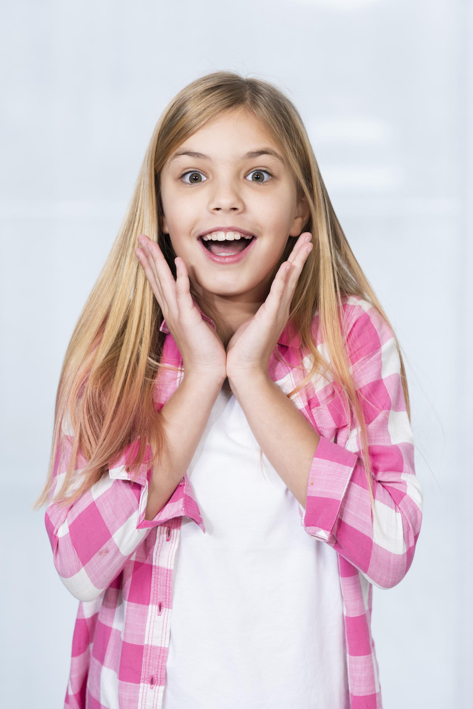 Una chica emocionada | Fuente: Freepik