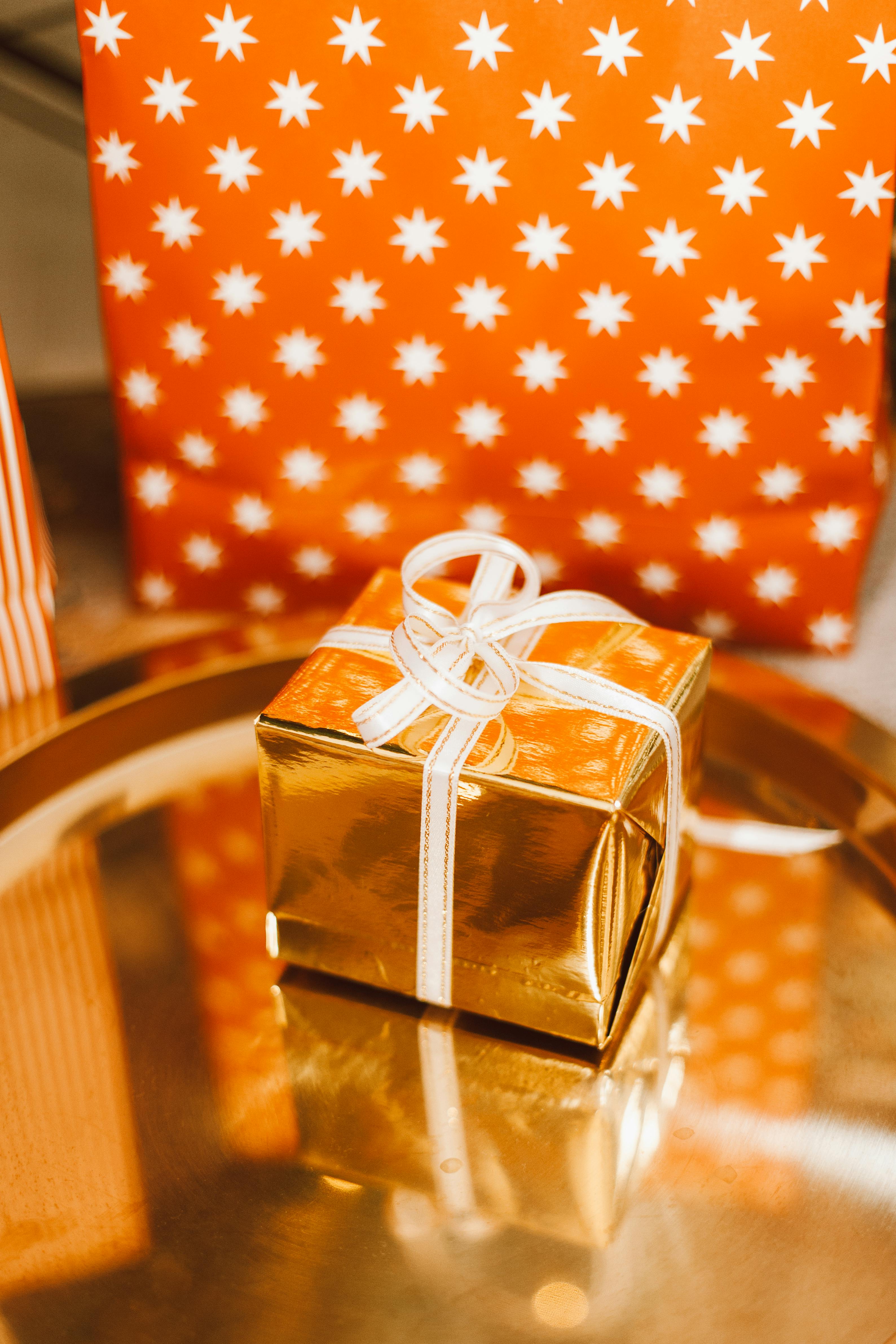 Una caja de regalo con un lazo | Fuente: Pexels