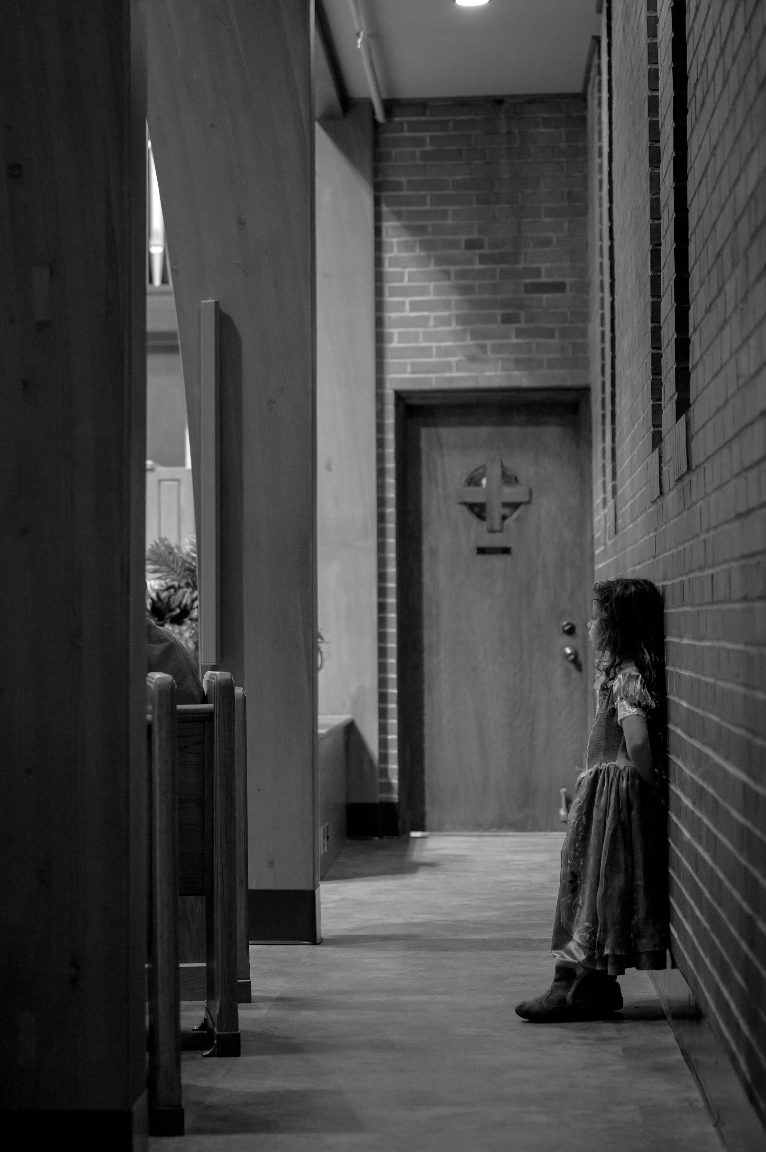 Niña de pie en el pasillo | Fuente: Pexels