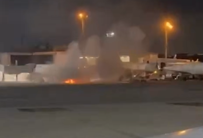 Imagen que muestra el incendio ocurrido en un avión operado por Latam Airlines Group SA, en el Aeropuerto Internacional de Guarulhos (GRU) en São Paulo, Brasil, el jueves 4 de diciembre de 2025. | Fuente: YouTube/Oneindia News