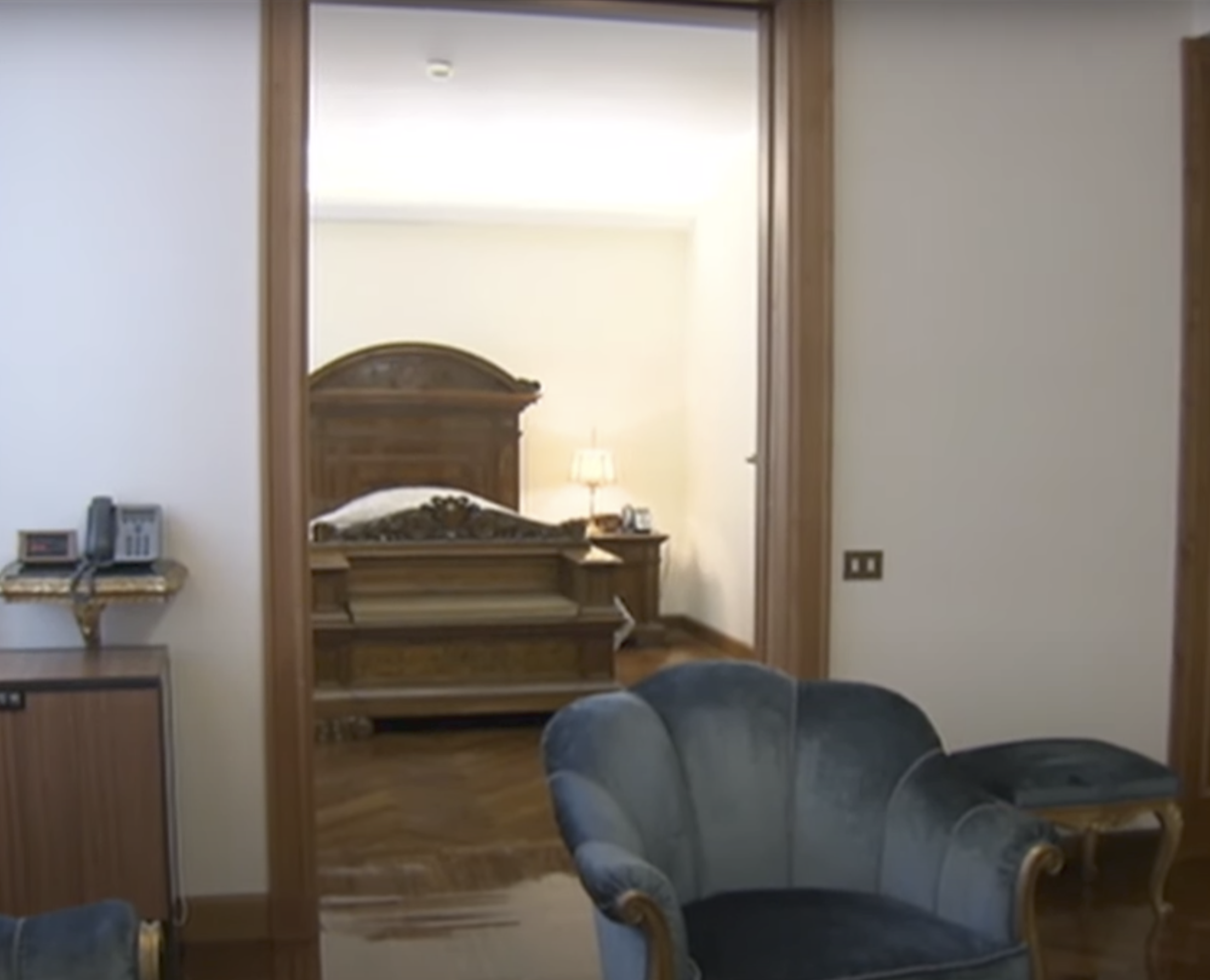 Un sillón colocado en el interior del dormitorio del líder de la Iglesia Católica Romana | Fuente: YouTube/CNN